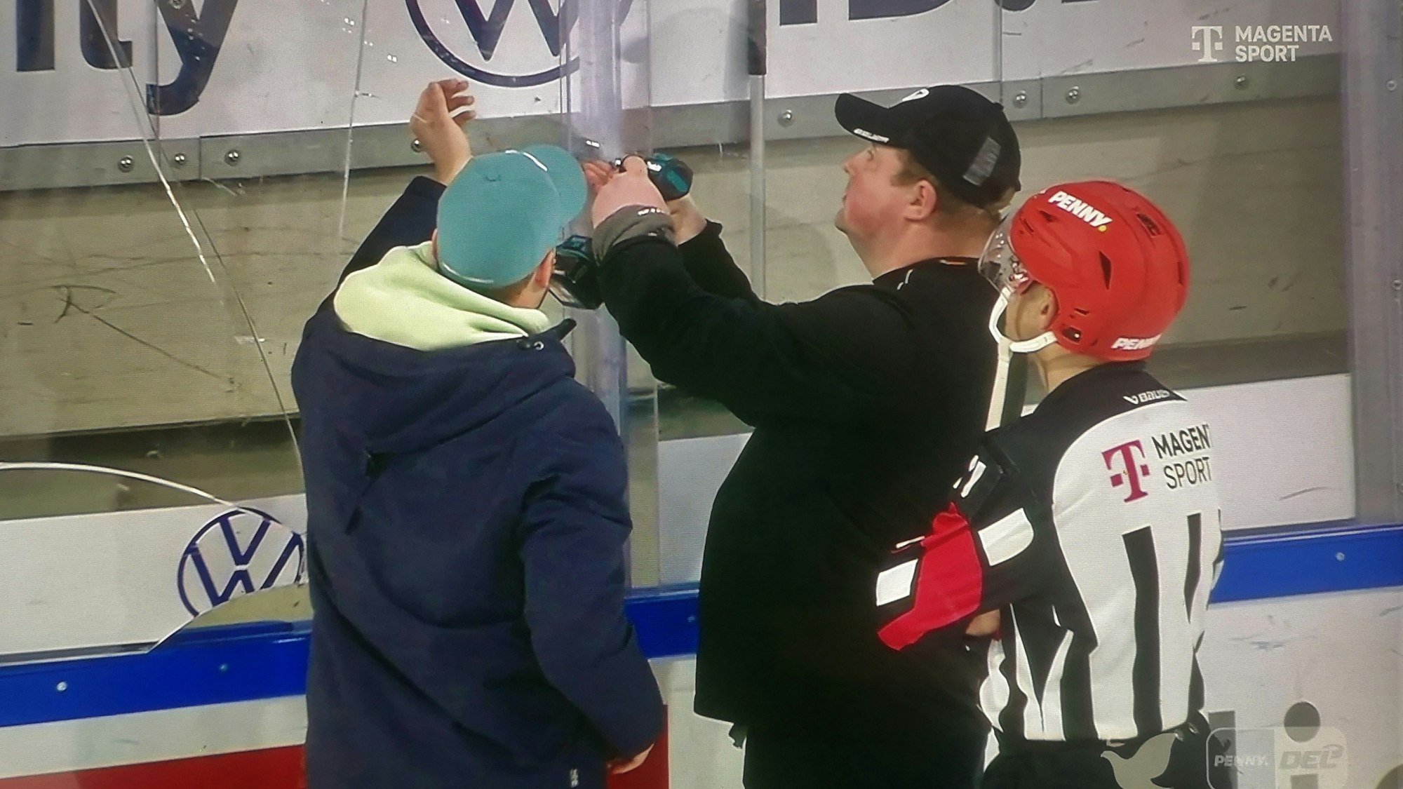 Reparatur-Arbeiten an der Spielfeldbegrenzung beim DEL-Gastspiel der Kölner Haie in Wolfsburg.