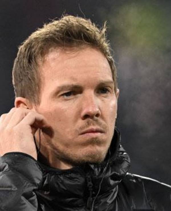 Julian Nagelsmann steht vor dem Spiel gegen Eintracht Frankfurt in der Kälte, er hat einen Knopf im Ohr.