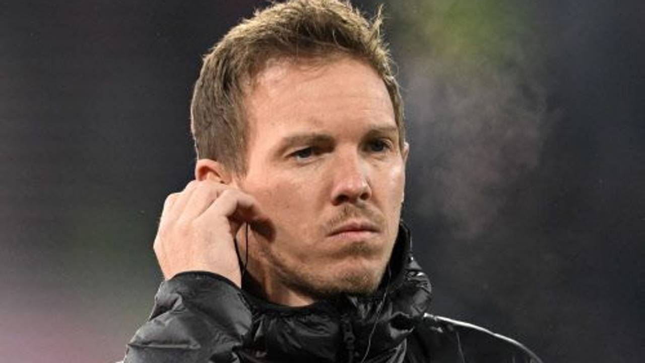 Julian Nagelsmann steht vor dem Spiel gegen Eintracht Frankfurt in der Kälte, er hat einen Knopf im Ohr.