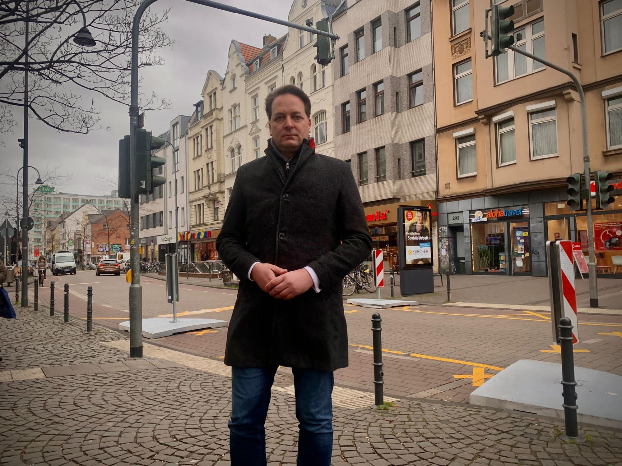 Karl Alexander Mandl steht am Freitag (3. Februar 2023) auf der Venloer Straße.
