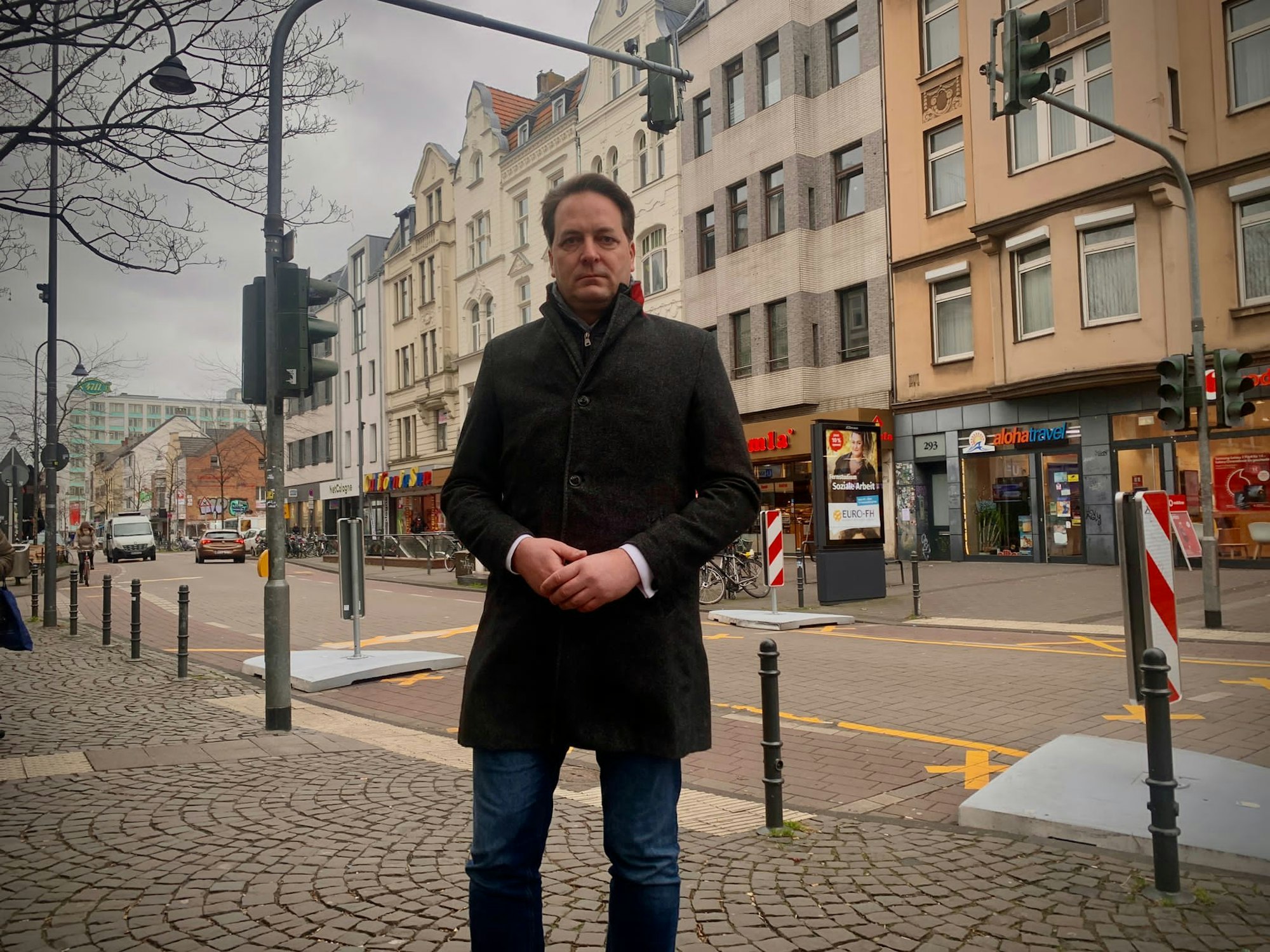 Karl Alexander Mandl steht am Freitag (3. Februar 2023) auf der Venloer Straße.