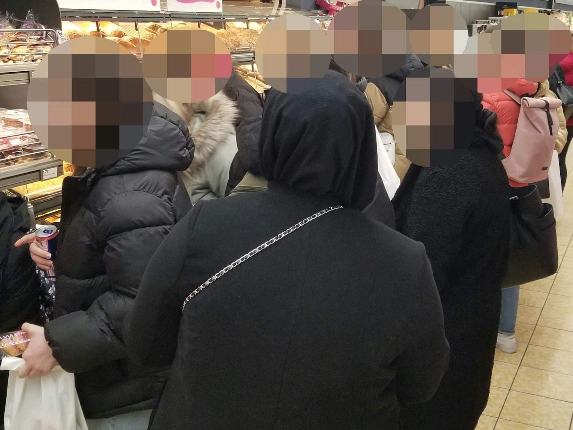 Schülerinnen und Schüler knubbeln sich vor der Theke mit Backwaren in einer Aldi-Filiale in Köln-Niehl.