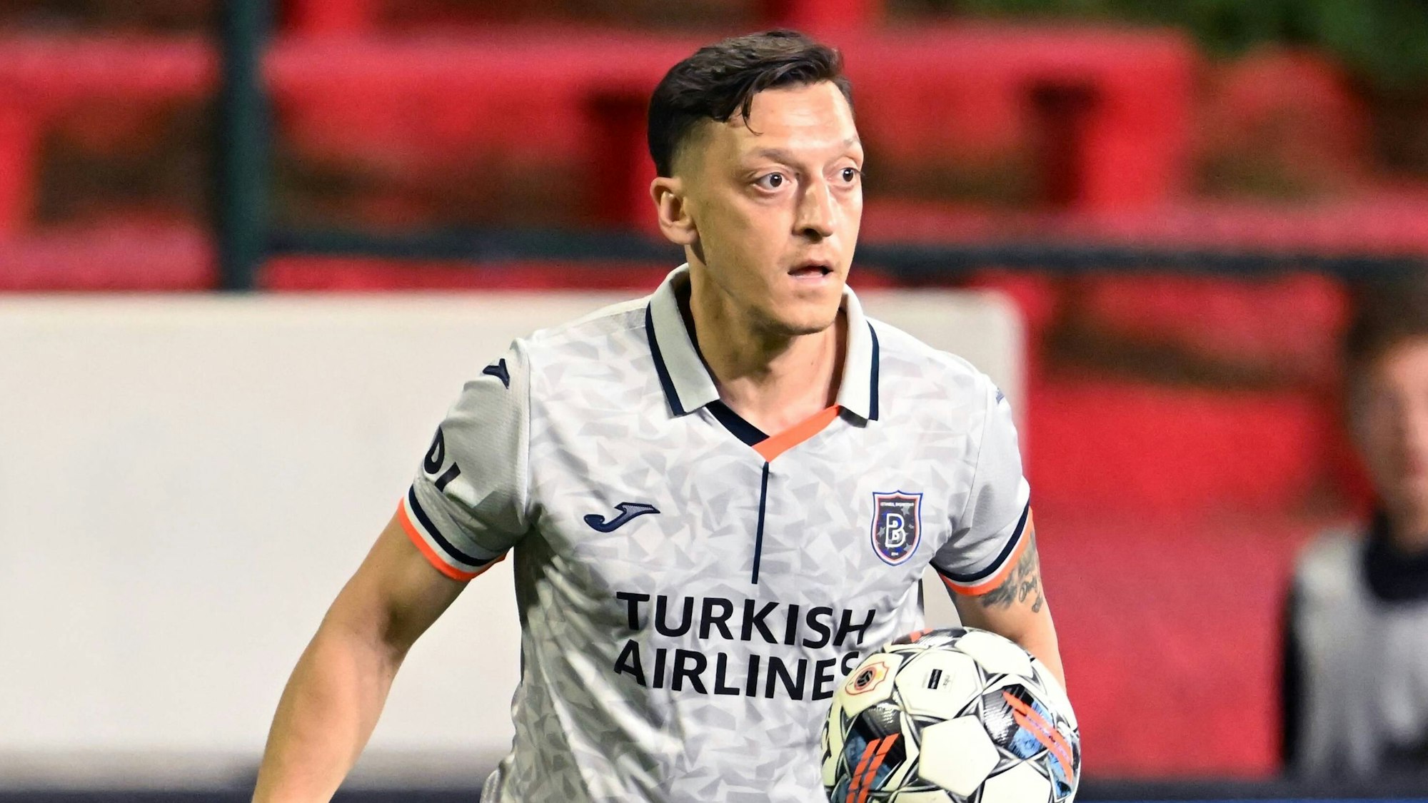 Mesut Özil führt den Ball im Conference-League-Spiel bei Royal Antwerpen.