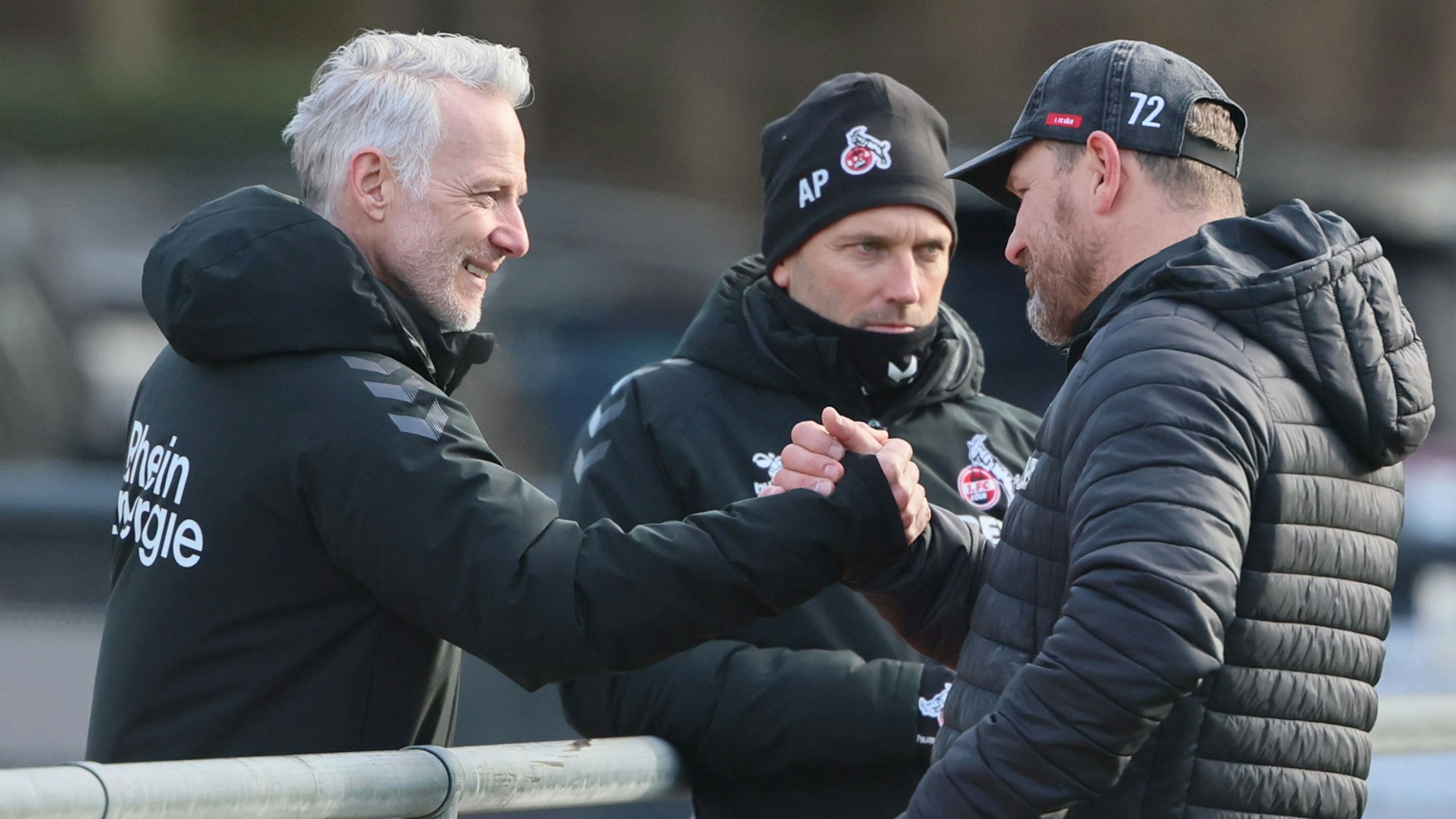 Mark Zimmermann klatscht Stffen Baumgart ab. André Pawlak steht dabei.