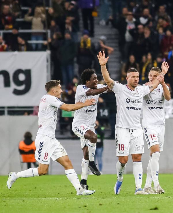 Lukas Podolski bejubelt seinen Treffer aus der eigenen Hälfte.