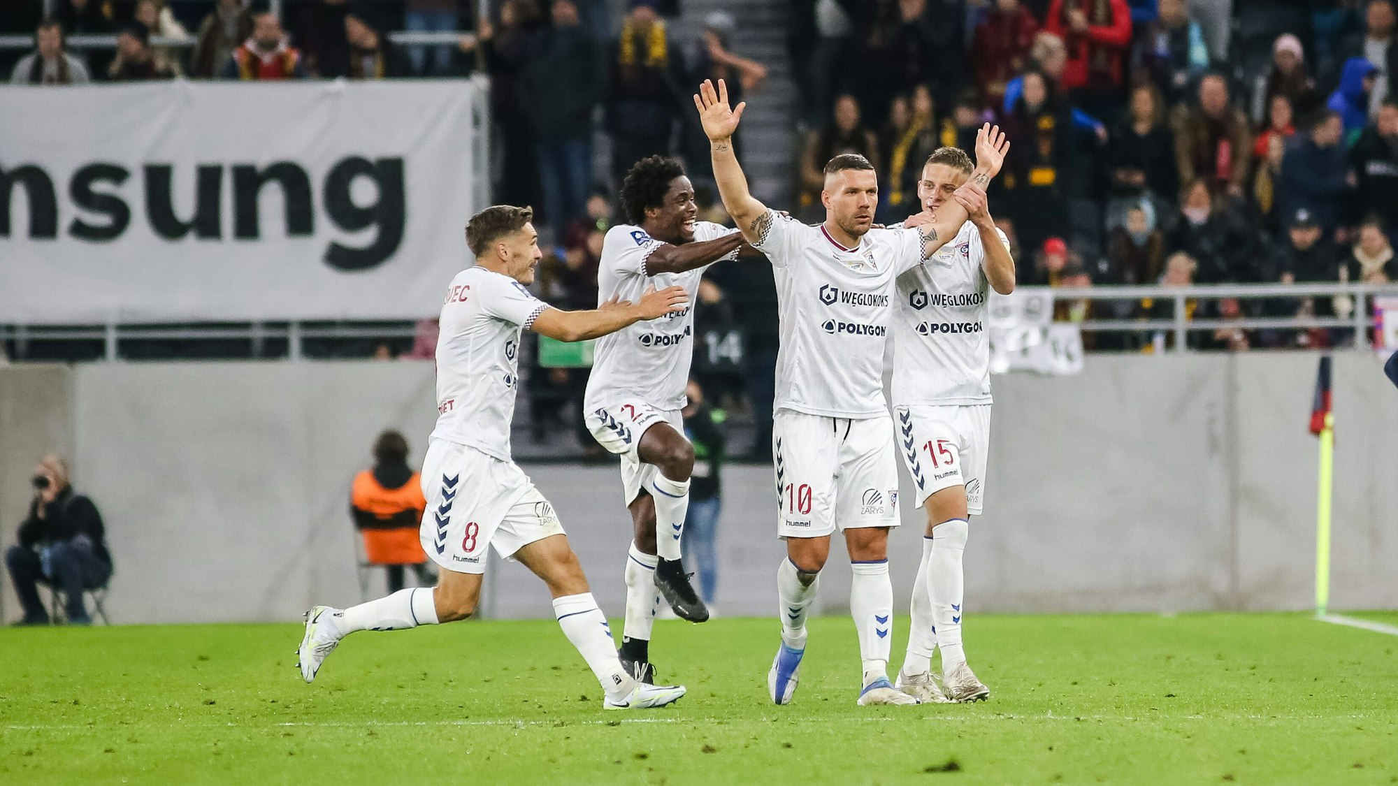 Lukas Podolski bejubelt seinen Treffer aus der eigenen Hälfte.