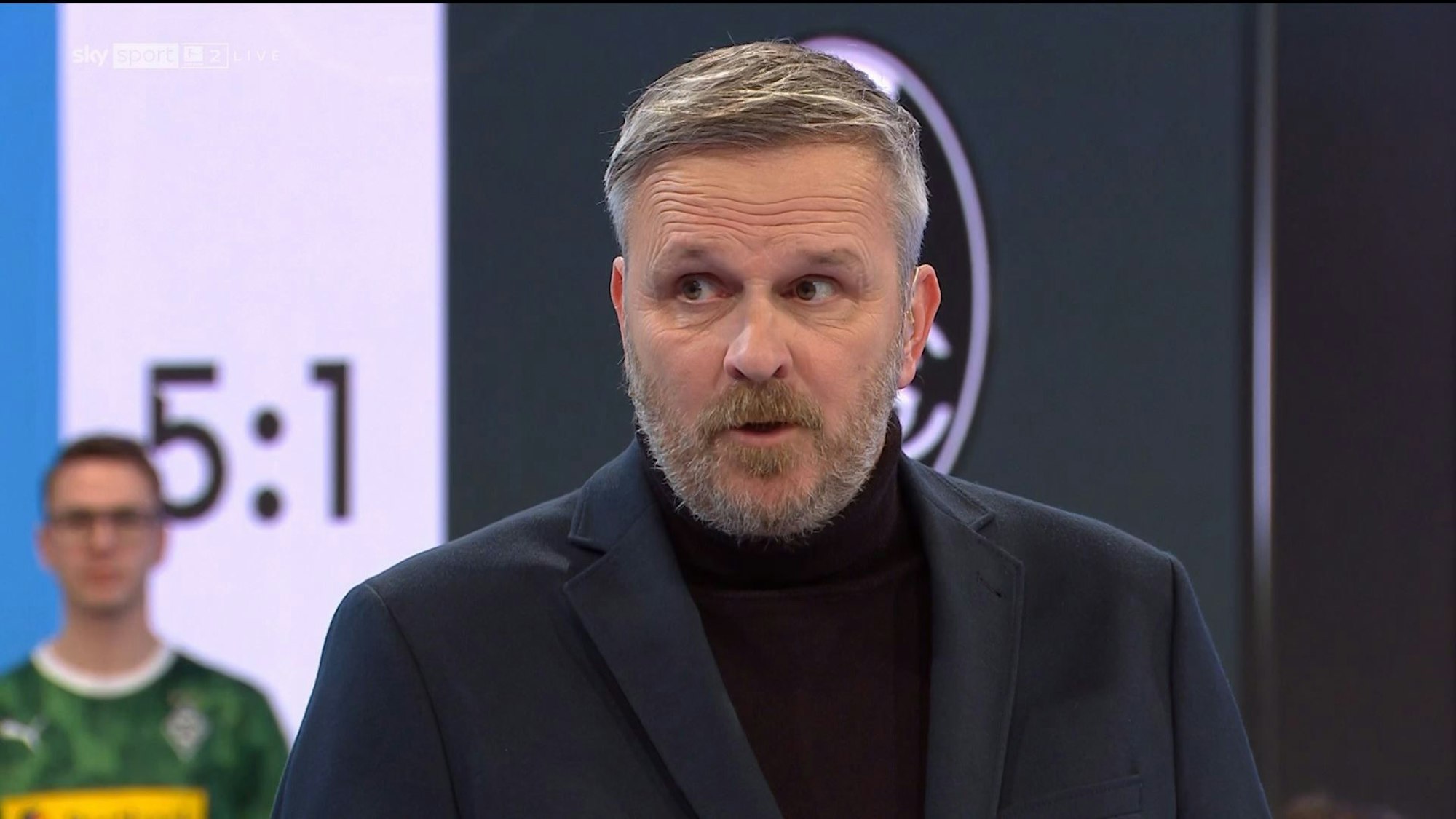 Sky-Experte Dietmar Hamann spricht im TV-Studio über die Fußball-Bundesliga.