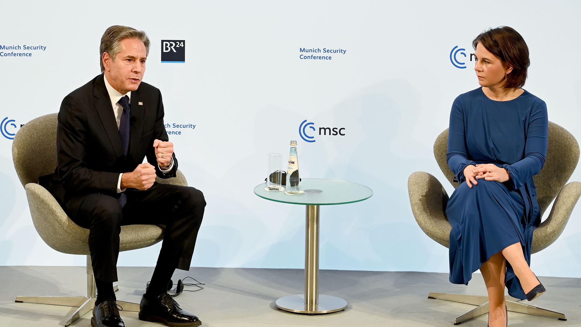 Annalena Baerbock (Bündnis 90/Die Grünen), Außenministerin, spricht bei der Münchner Sicherheitskonferenz 2022 mit Antony Blinken, Außenminister der USA.