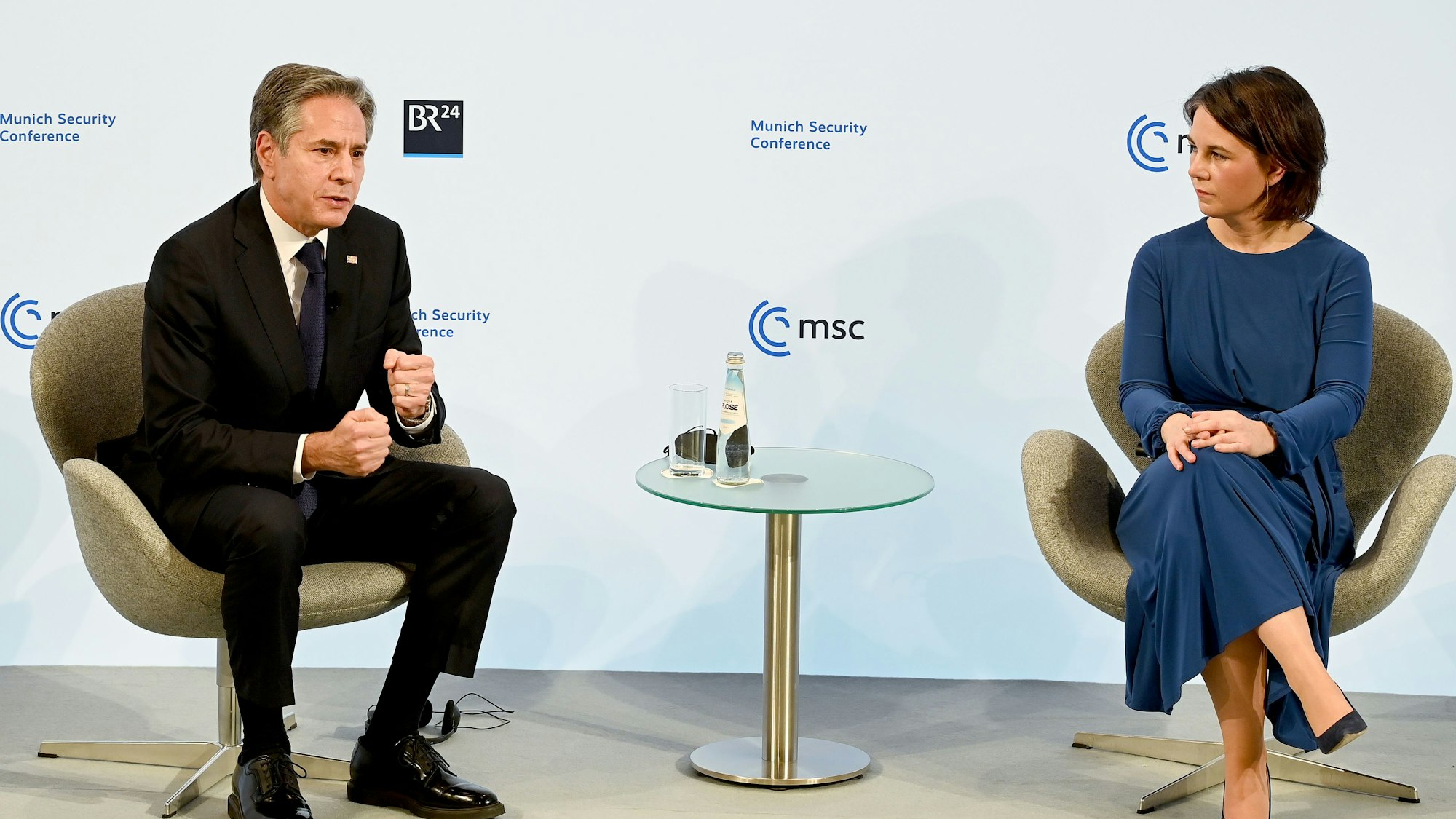 Annalena Baerbock (Bündnis 90/Die Grünen), Außenministerin, spricht bei der Münchner Sicherheitskonferenz 2022 mit Antony Blinken, Außenminister der USA.