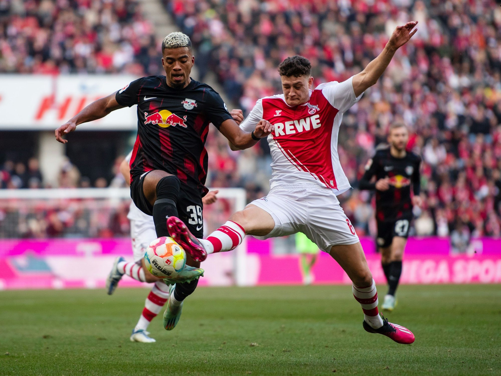Eric Martel und Benjamin Henrichs kämpfen um den Ball.