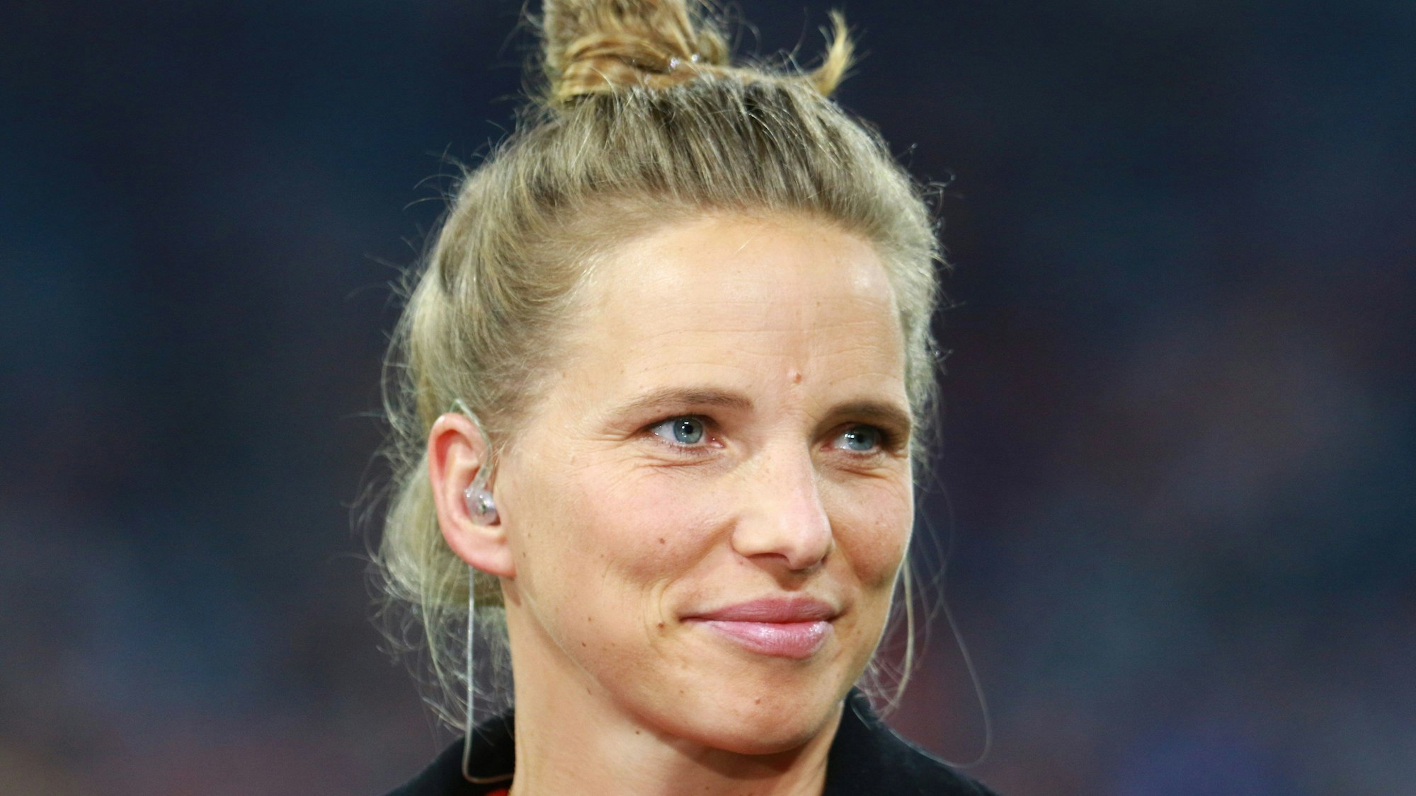 Tabea Kemme lächelt bei einem Auftritt als TV-Expertin.