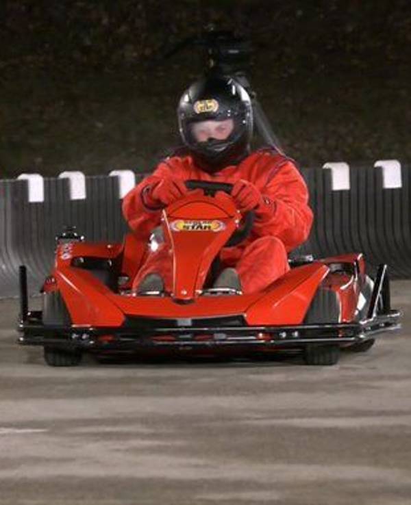 Elton, Moderator der "TV total Wok WM" von ProSieben, steht am Eiskanal der Bob- und Rodelbahn in Winterberg.
