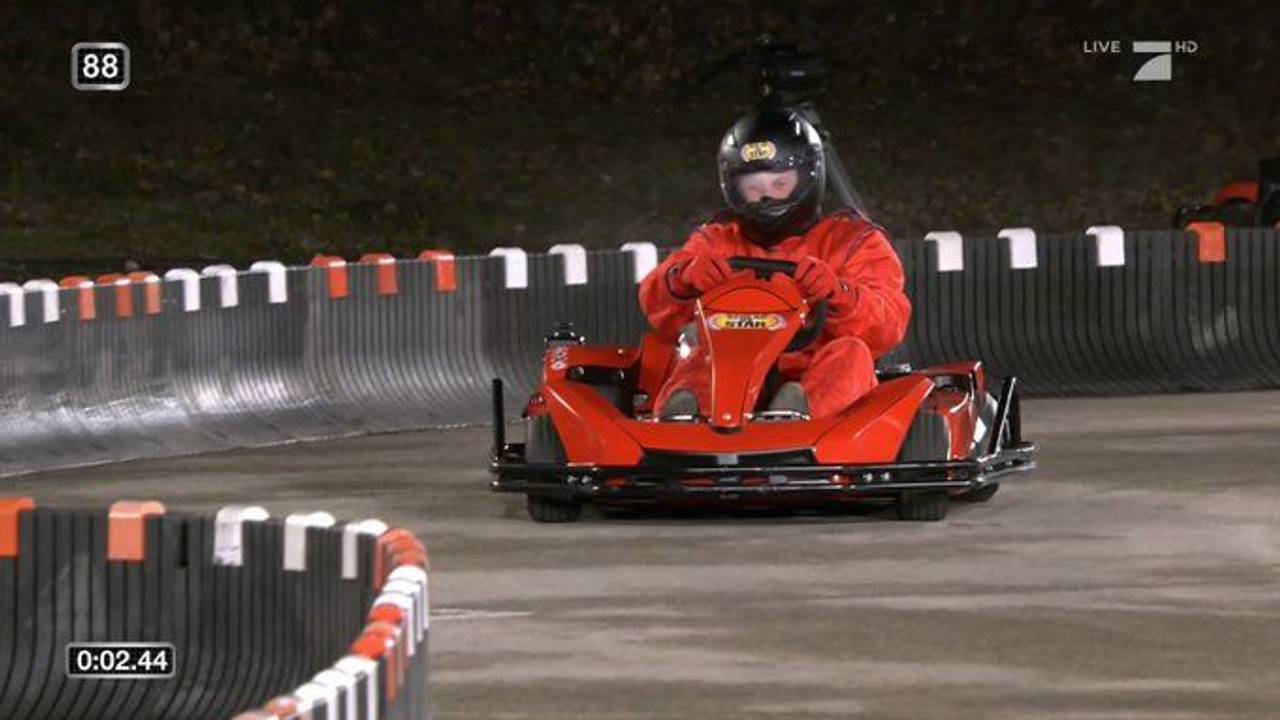 Elton, Moderator der "TV total Wok WM" von ProSieben, steht am Eiskanal der Bob- und Rodelbahn in Winterberg.