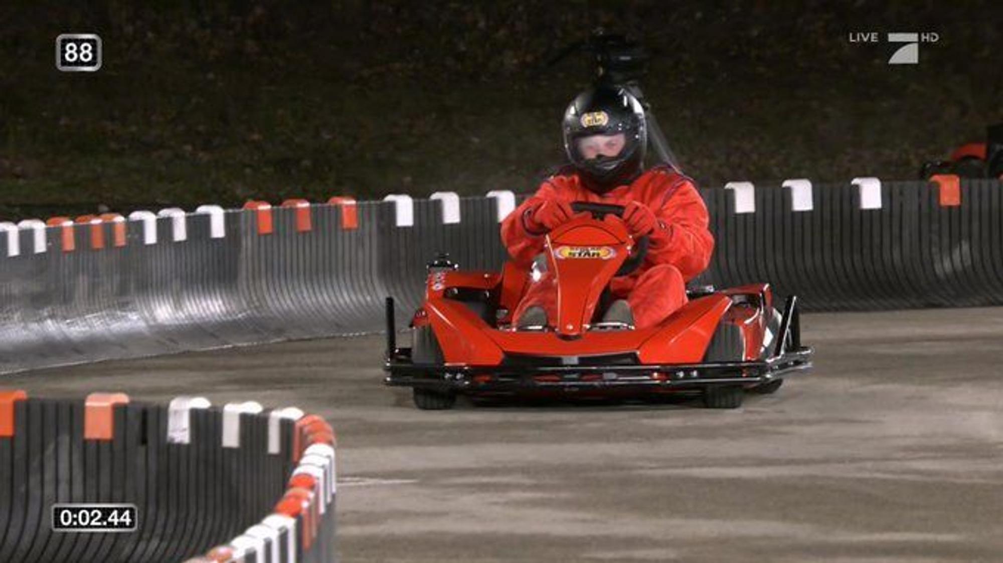 Elton, Moderator der "TV total Wok WM" von ProSieben, steht am Eiskanal der Bob- und Rodelbahn in Winterberg.