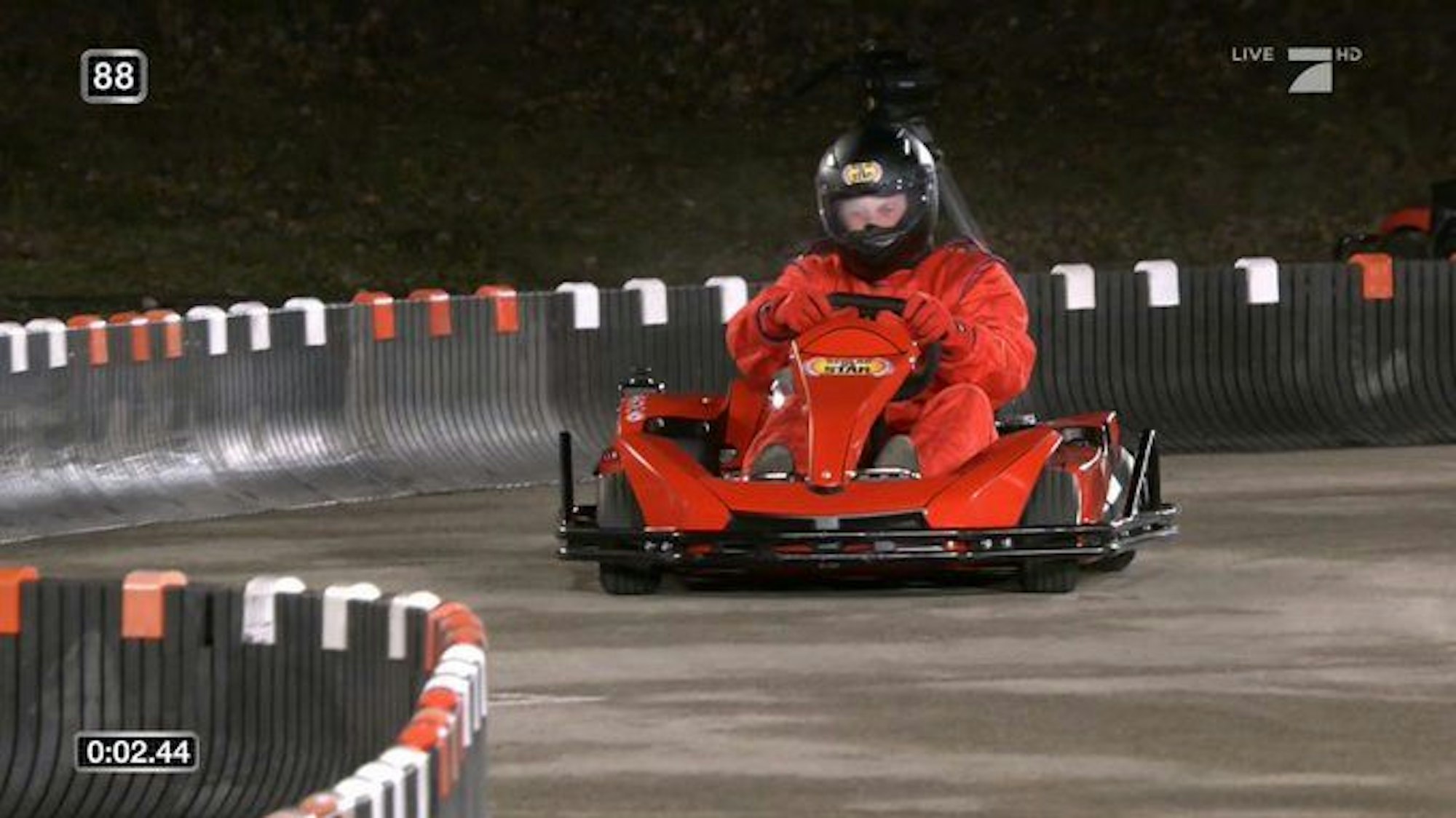 Elton, Moderator der "TV total Wok WM" von ProSieben, steht am Eiskanal der Bob- und Rodelbahn in Winterberg.