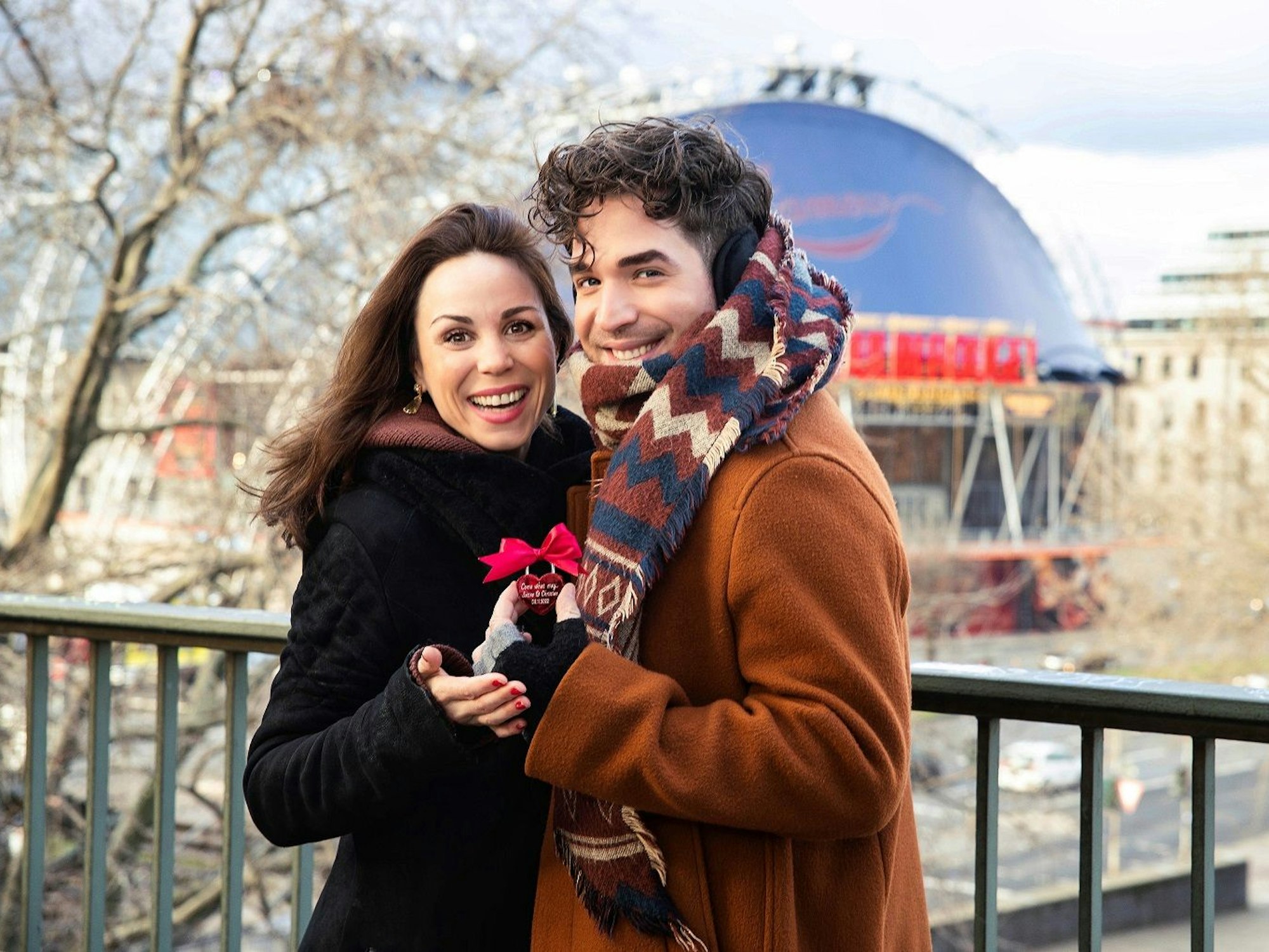 Sophie Berner und Riccardo Greco stehen auf der Hohenzollernbrücke.