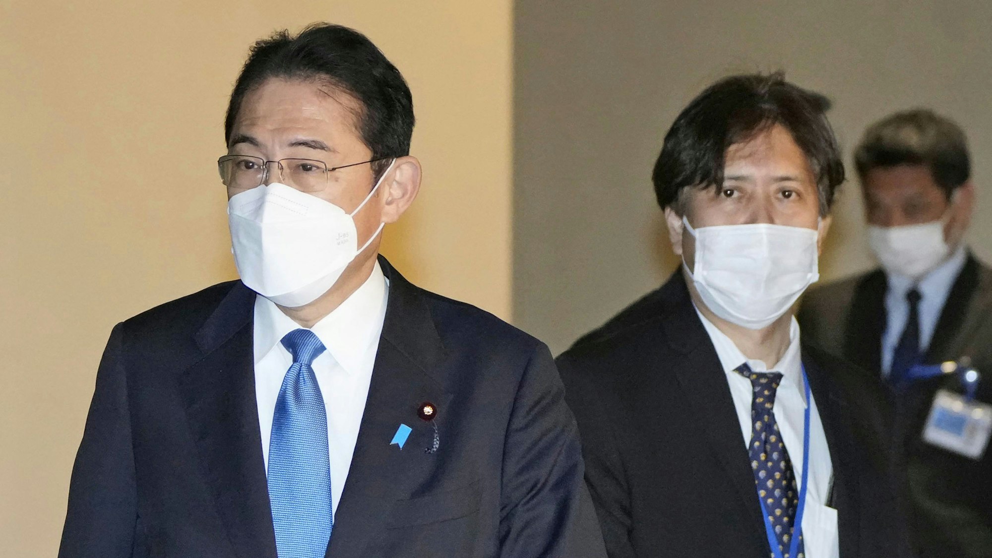 Japans Regierungschef Fumio Kishida (li.) und Regierungsmitarbeiter Masayoshi Arai (re.)