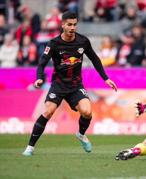 Marvin Schwäbe hält gegen Andre Silva.