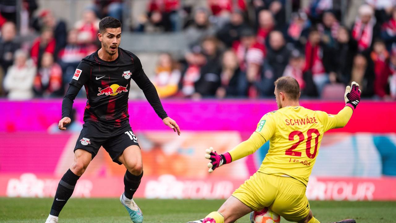 Marvin Schwäbe hält gegen Andre Silva.