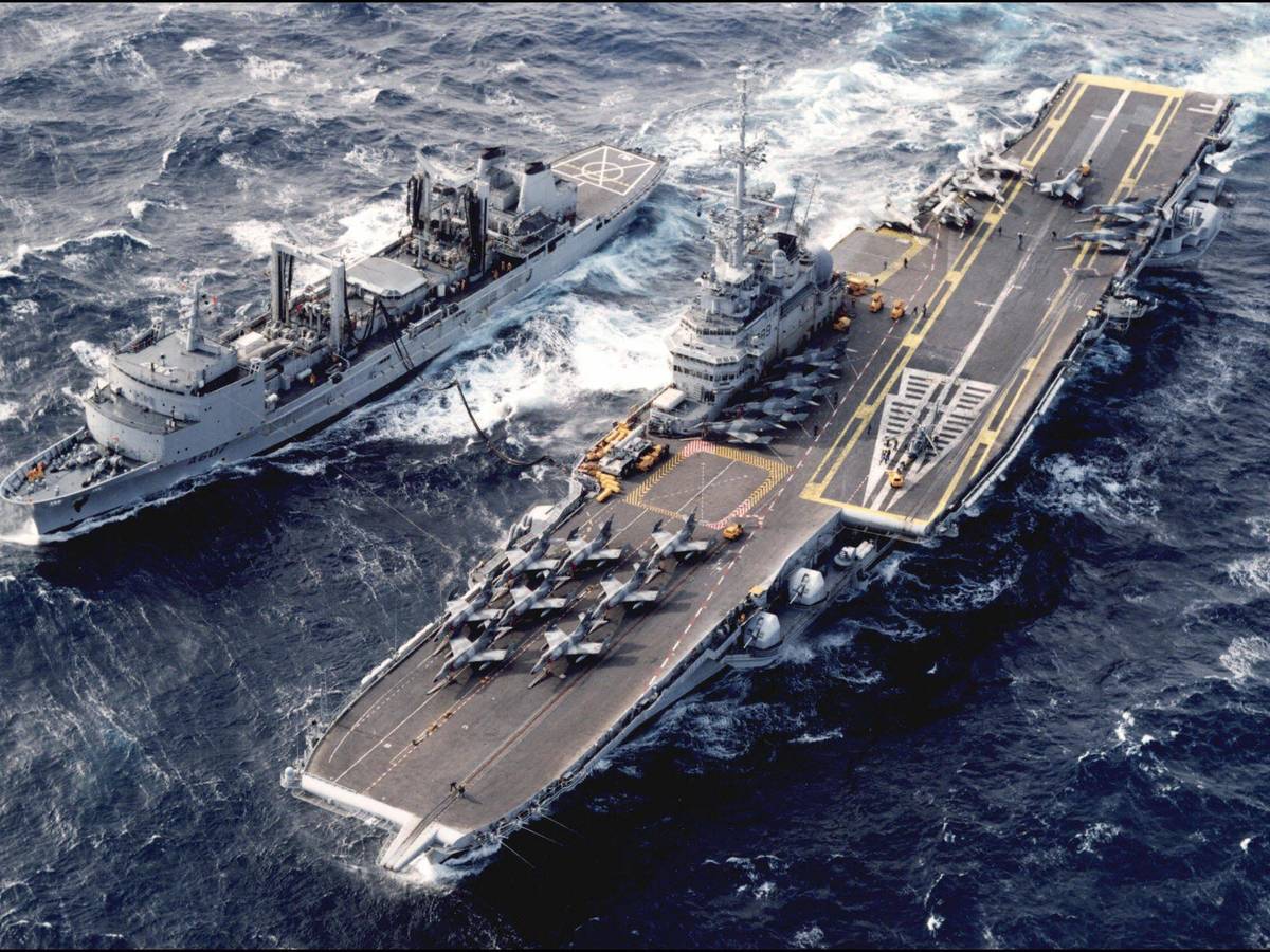 Der Flugzeugträger „São Paulo“ wurde jetzt versenkt. Unser Foto zeigt das Schiff am 10. Februar 1994. Früher gehörte der Flugzeugträger der französischen Marine.