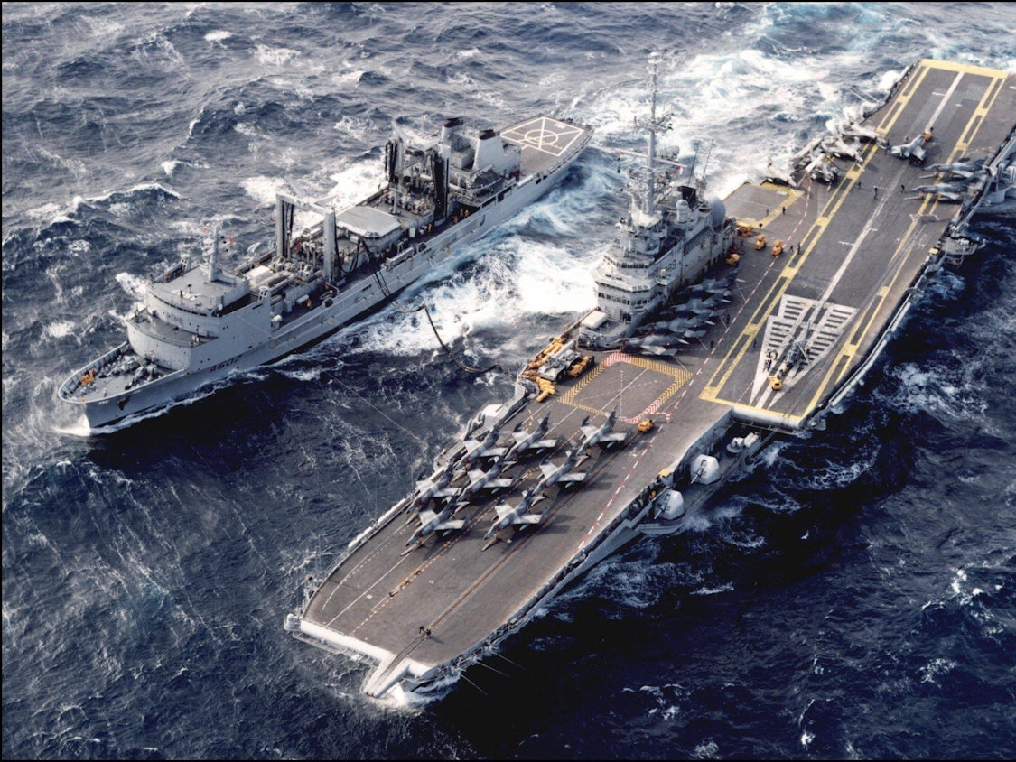 Der Flugzeugträger „São Paulo“ wurde jetzt versenkt. Unser Foto zeigt das Schiff am 10. Februar 1994. Früher gehörte der Flugzeugträger der französischen Marine.