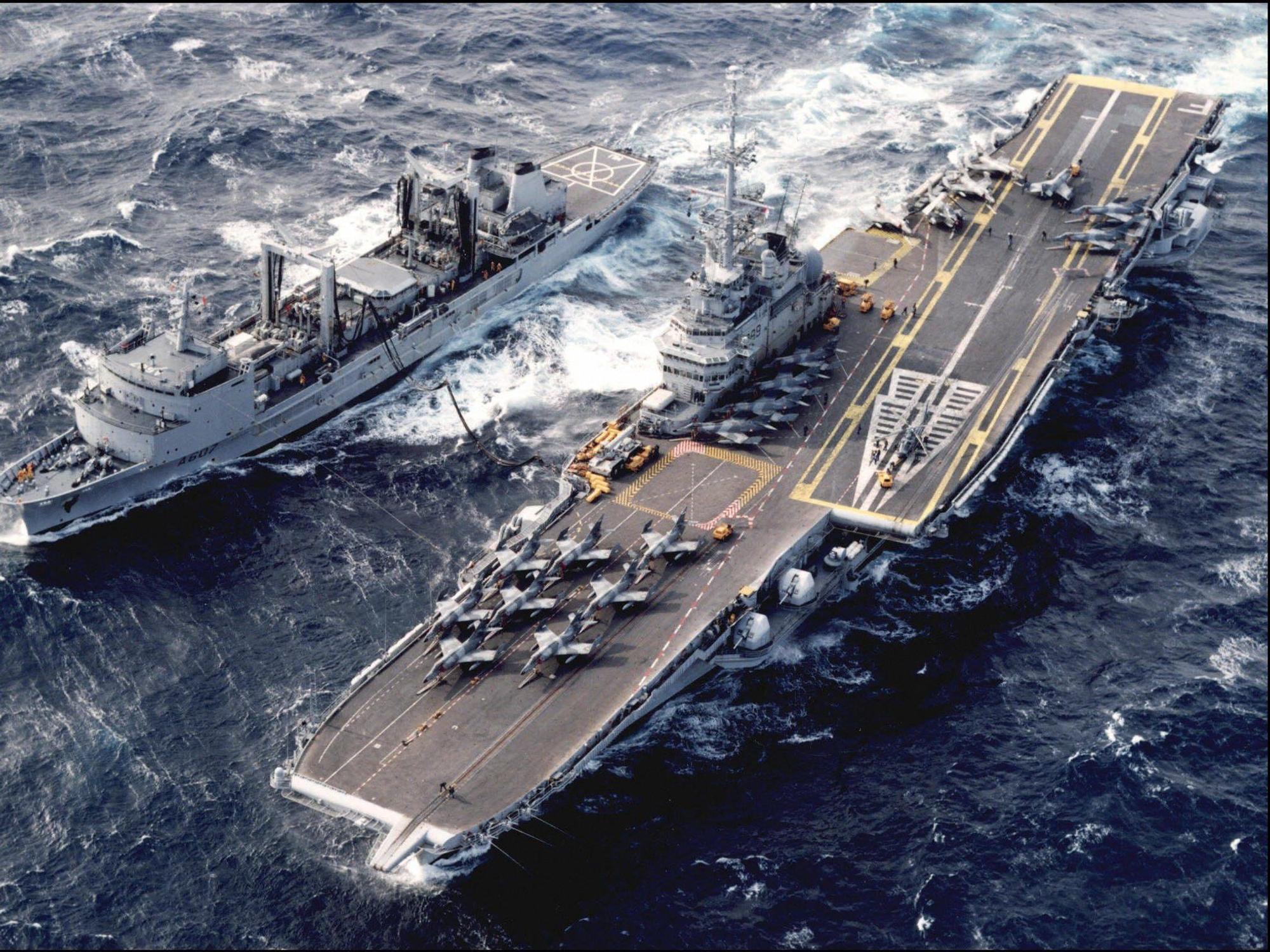 Der Flugzeugträger „São Paulo“ wurde jetzt versenkt. Unser Foto zeigt das Schiff am 10. Februar 1994. Früher gehörte der Flugzeugträger der französischen Marine.
