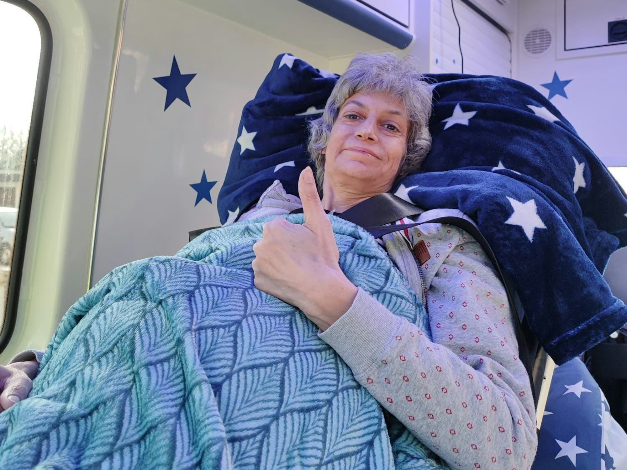 Bettina nach ihrem Köln-Besuch im Wünschewagen.