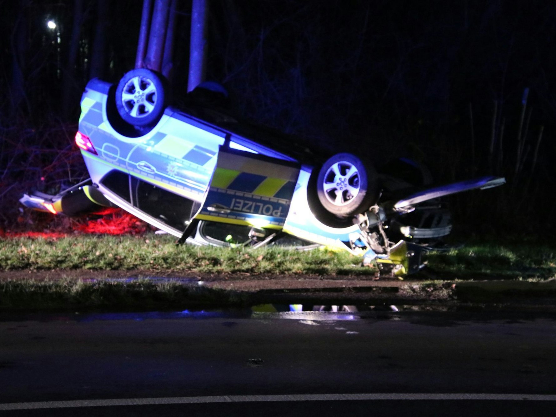 Eine Verfolgungsjagd endete für den Streifenwagen mit einem Unfall. Das Fahrzeug blieb auf dem Dach liegen.