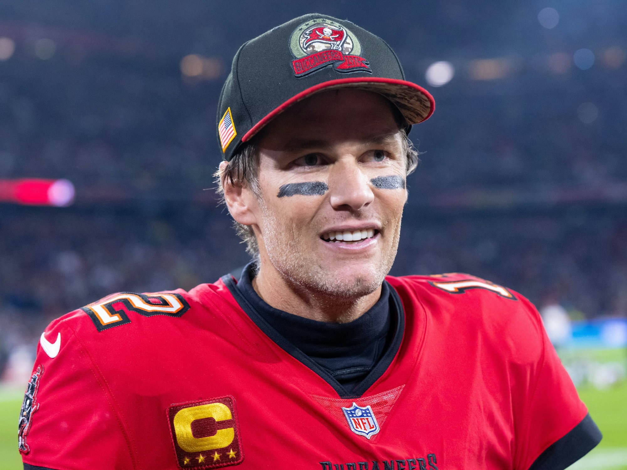 Tom Brady von den Tampa Bay Buccaneers geht nach dem Spiel in der NFL vom Feld.