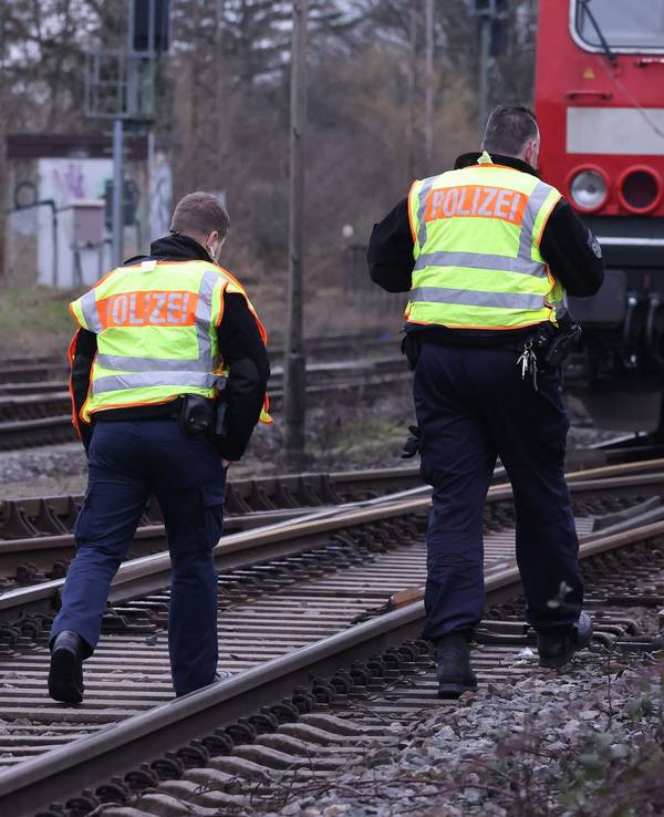 Zwei Polizisten gehen am 3. Februar 2023 an einer Lok auf einer Bahnstrecke vorbei. Wo genau sich der tödliche Unfall ereignet hat, ist immer noch unklar.