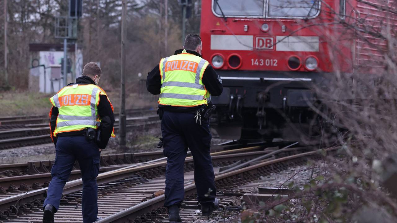 Zwei Polizisten gehen am 3. Februar 2023 an einer Lok auf einer Bahnstrecke vorbei. Wo genau sich der tödliche Unfall ereignet hat, ist immer noch unklar.