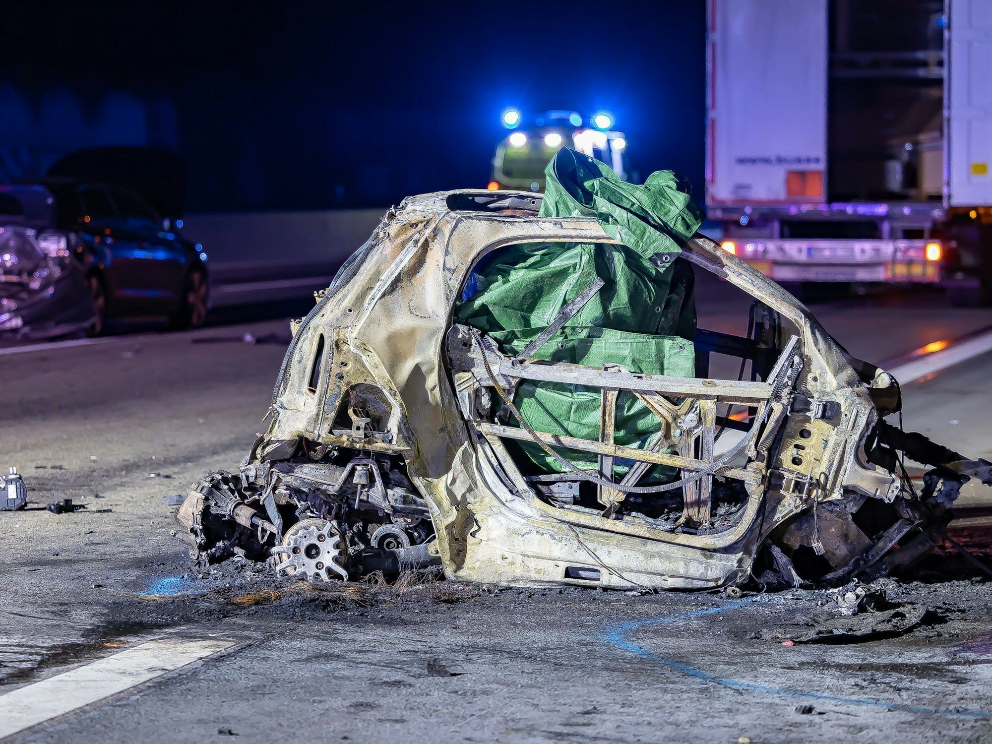 Ein Autowrack steht auf der Autobahn 3 bei Neu-Isenburg.