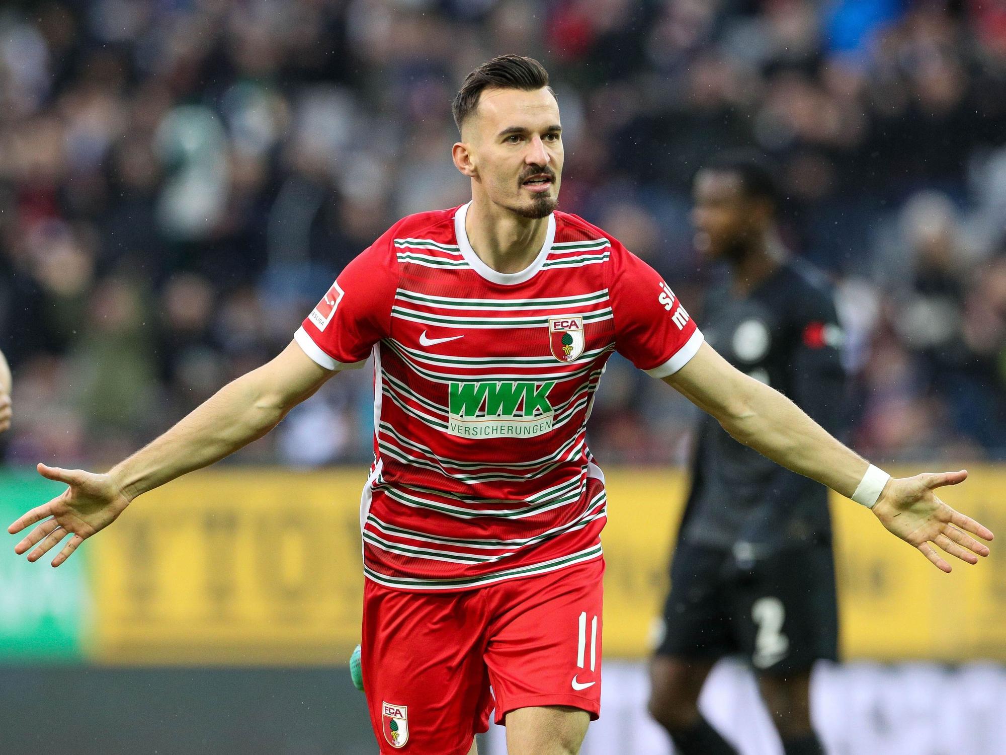 Augsburgs Mergim Berisha jubelt über sein Tor.