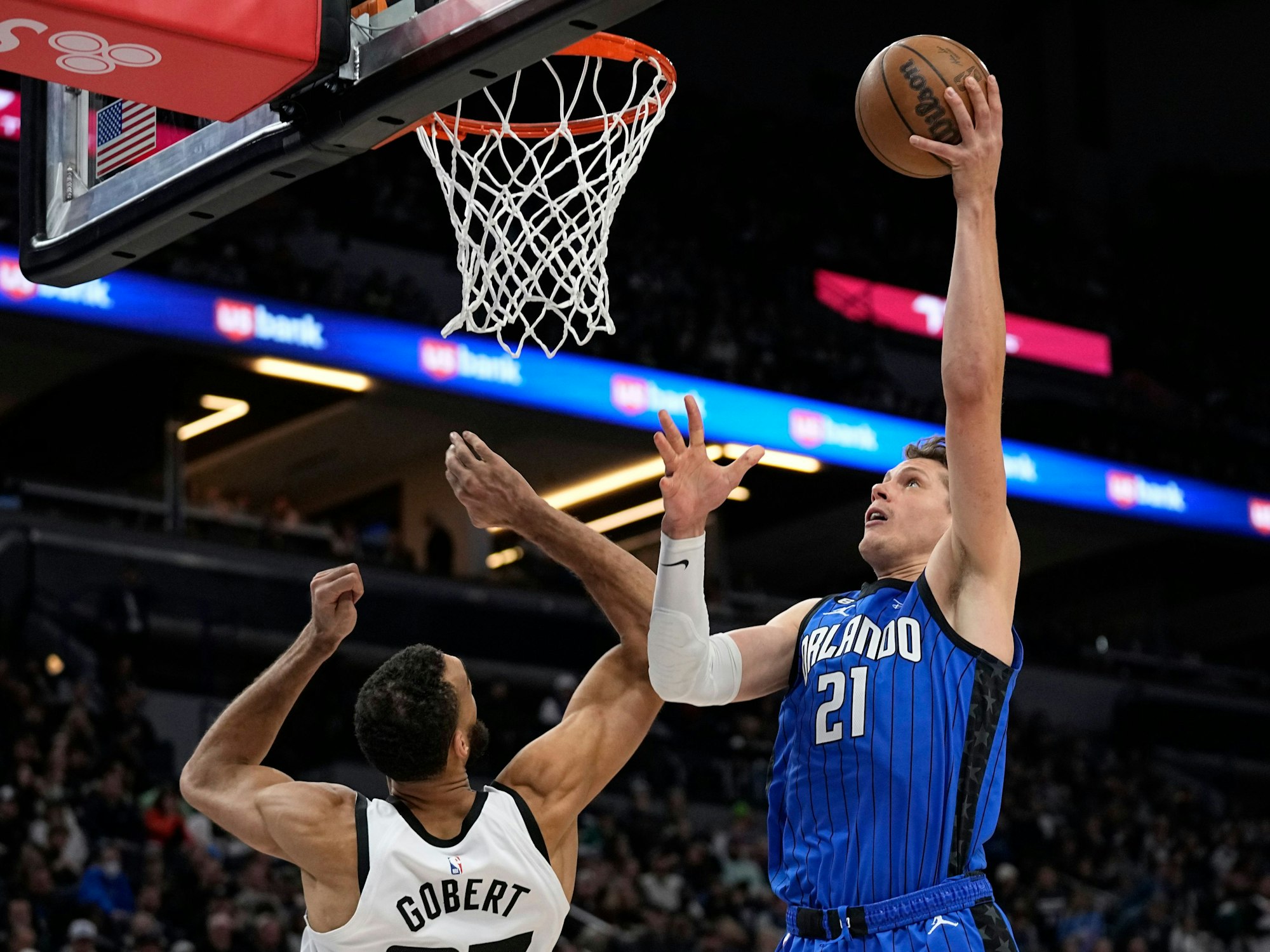 Franz Wagner steigt zum Korb hoch.