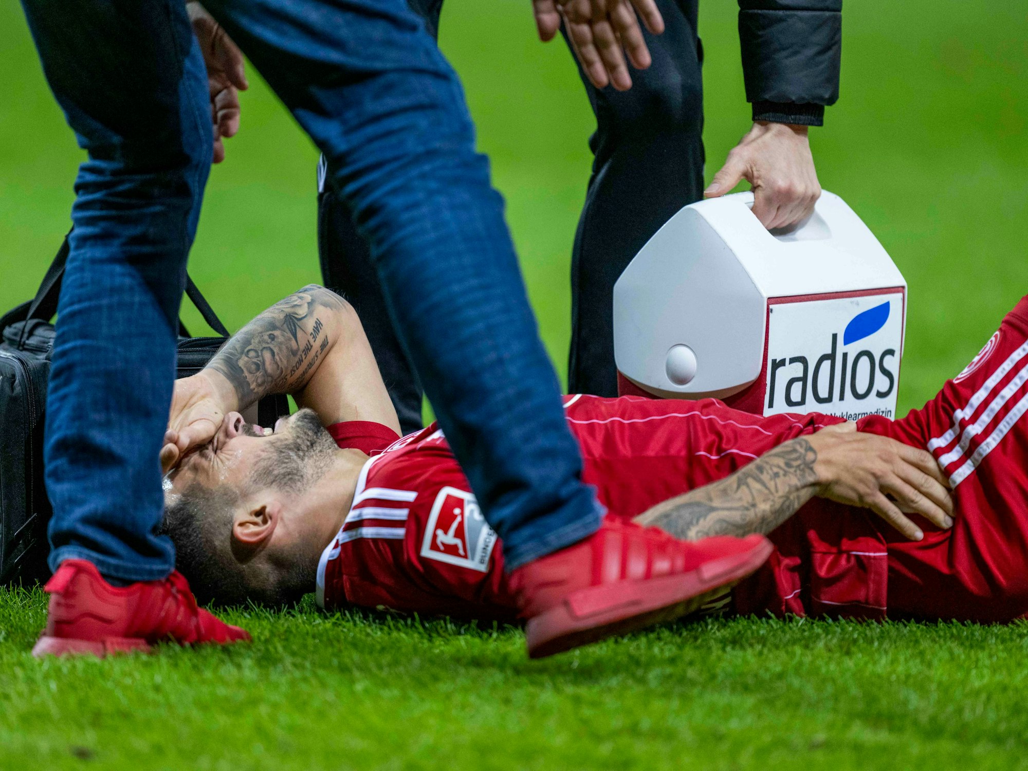 Düsseldorfs Matthias Zimmermann wird behandelt.