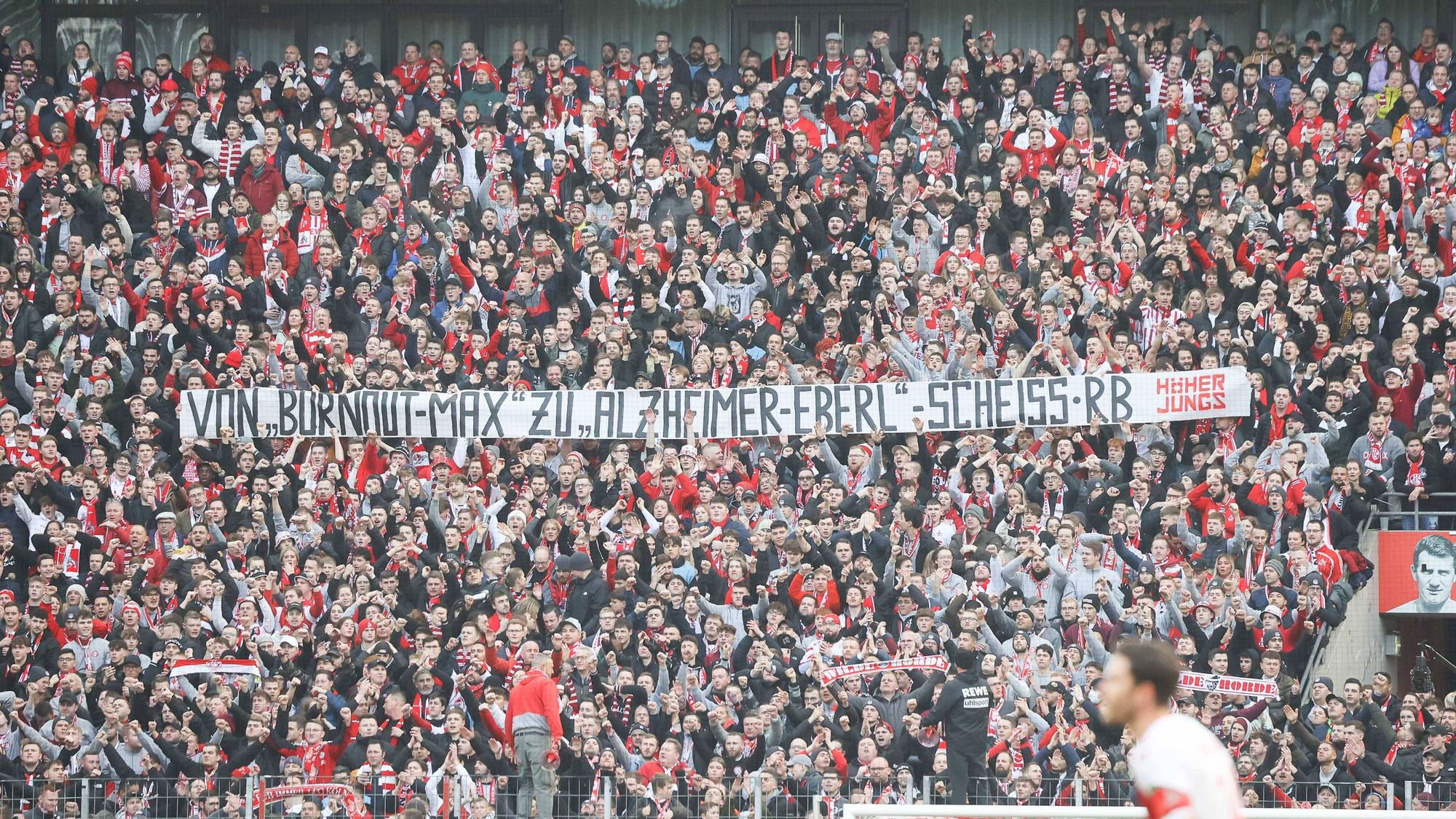 Die Südkurve greift Max Eberl mit einem Plakat an.
