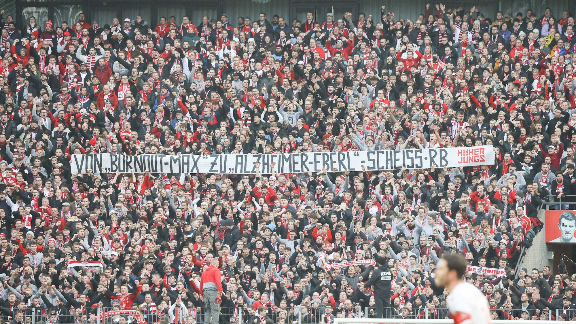 Die Südkurve greift Max Eberl mit einem Plakat an.