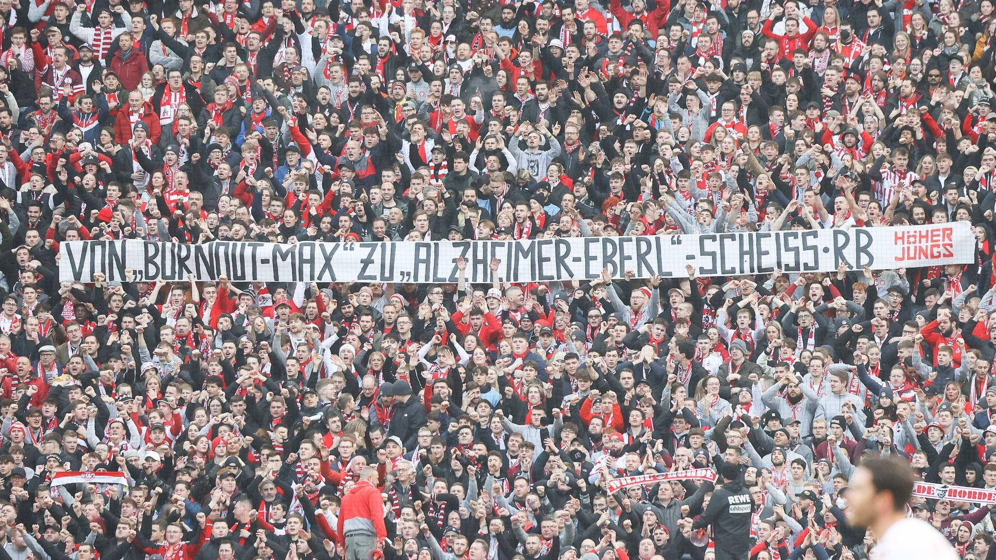 Die Südkurve greift Max Eberl mit einem Plakat an.