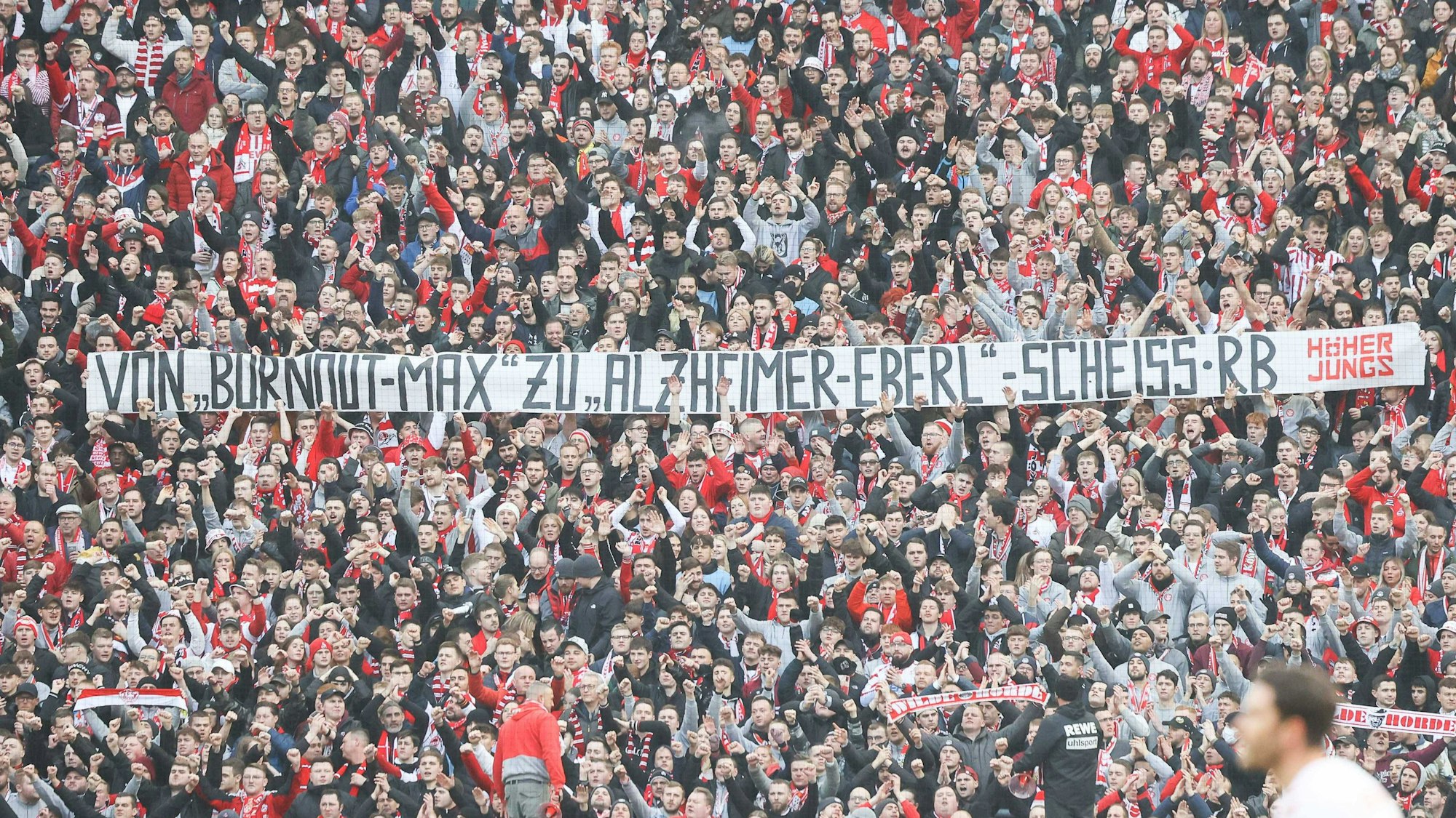 Die Südkurve greift Max Eberl mit einem Plakat an.