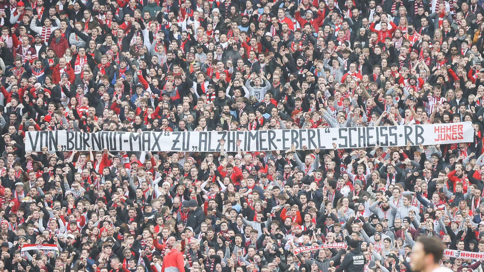 Die Südkurve greift Max Eberl mit einem Plakat an.