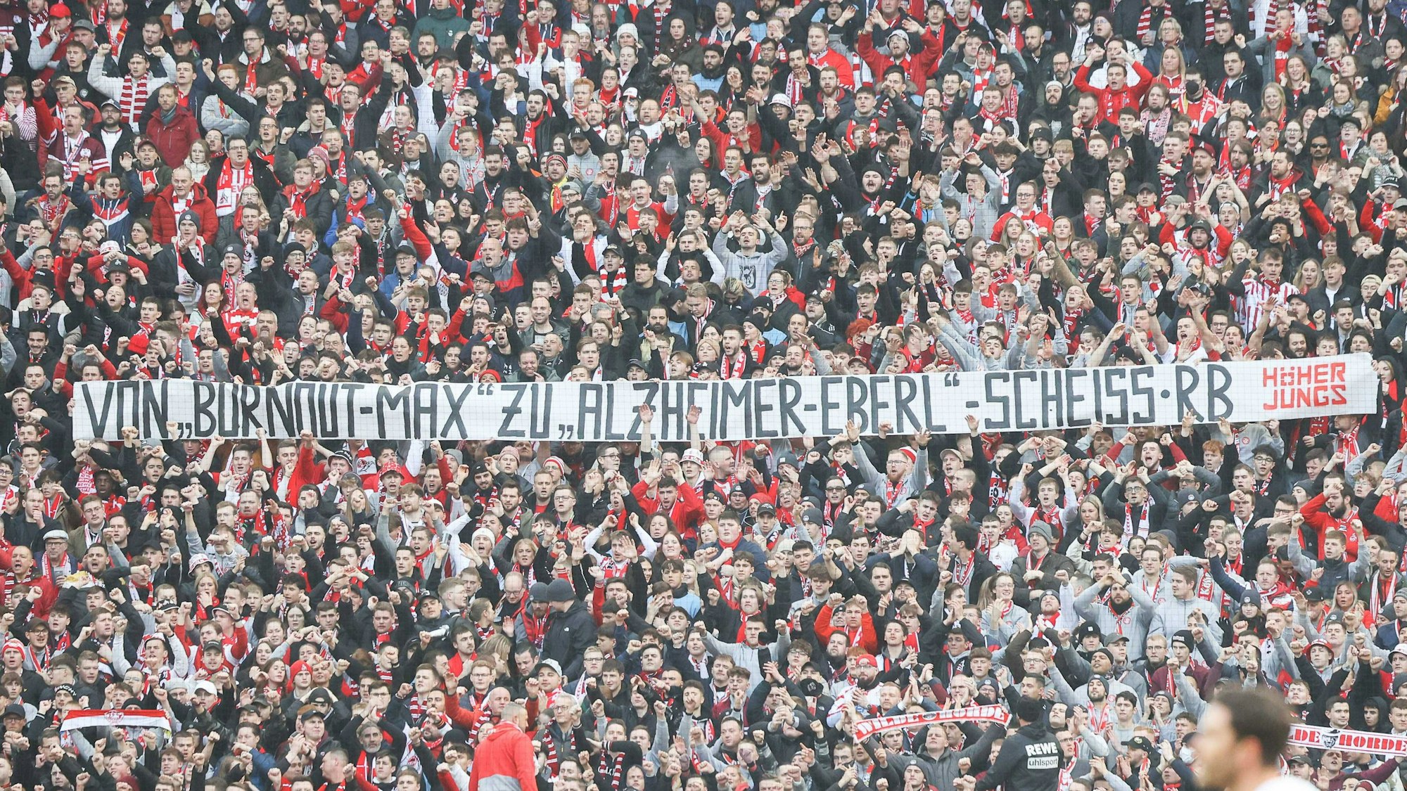 Die Südkurve greift Max Eberl mit einem Plakat an.