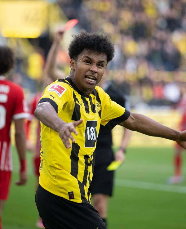 Dortmunds Karim Adeyemi jubelt, während Kiliann Sildillia (l) von Freiburg die Rote Karte sieht.
