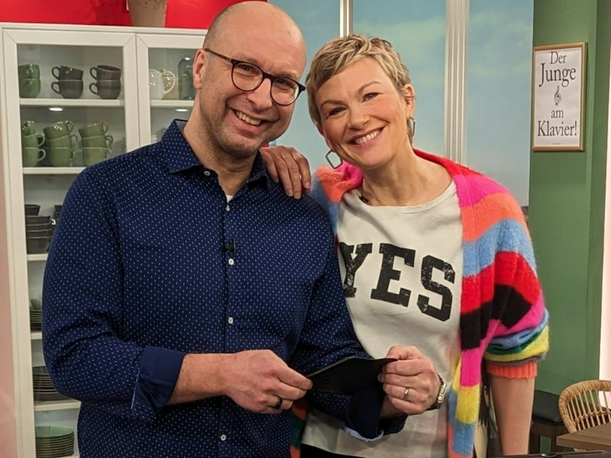 Sascha Zöller im Studio des Sat.1-Frühstücksfernsehens mit Moderatorin Karen Heinrichs.
