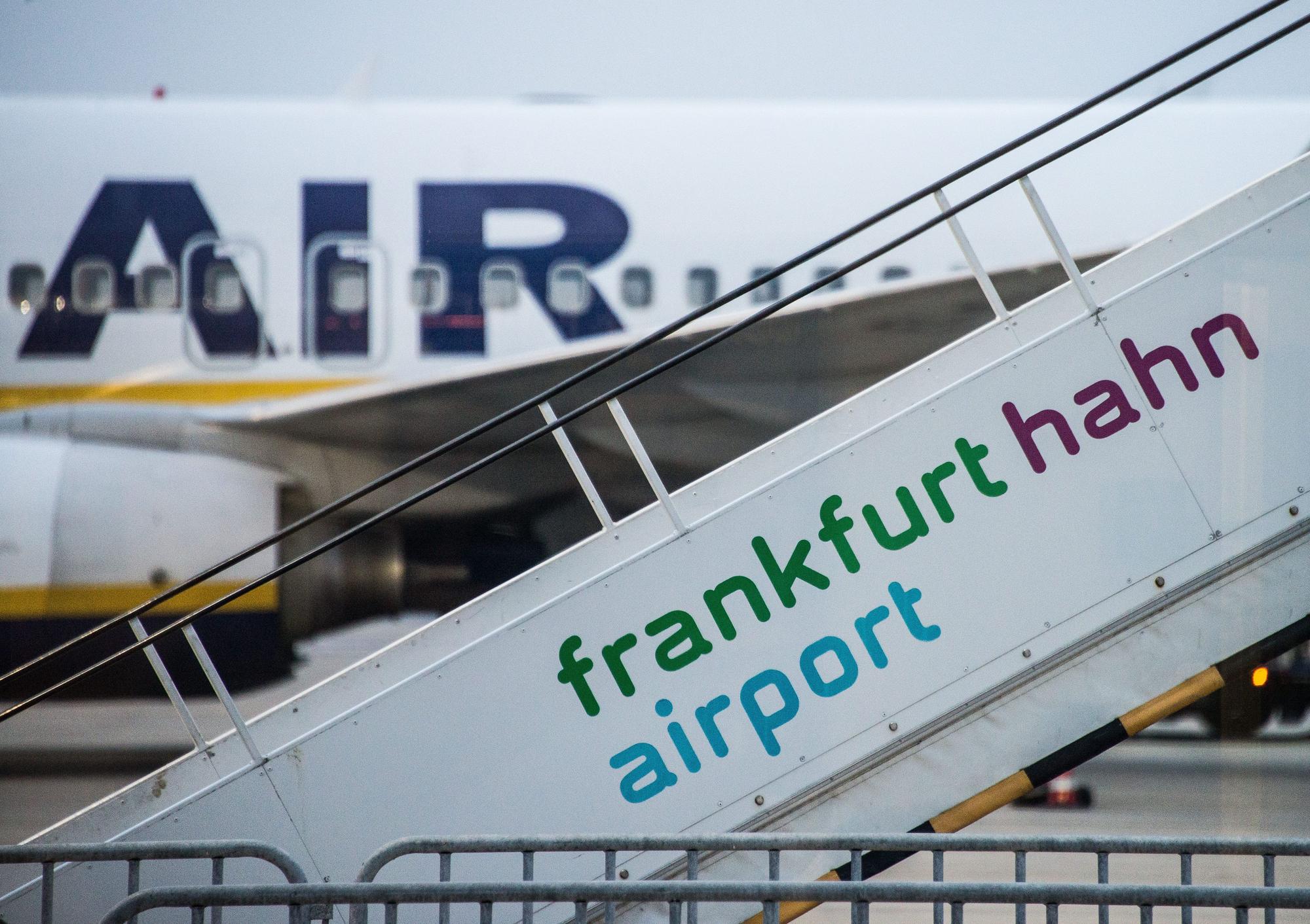 ARCHIV - 13.04.2019, Rheinland-Pfalz, Lautzenhausen: Eine Gangway mit der Aufschrift «frankfurt hahn airport» steht auf dem Rollfeld des insolventen Hunsrück-Flughafens Hahn. Der Nürburgring hat den insolventen Hunsrück-Flughafen Hahn gekauft. Foto: Andreas Arnold/dpa +++ dpa-Bildfunk +++