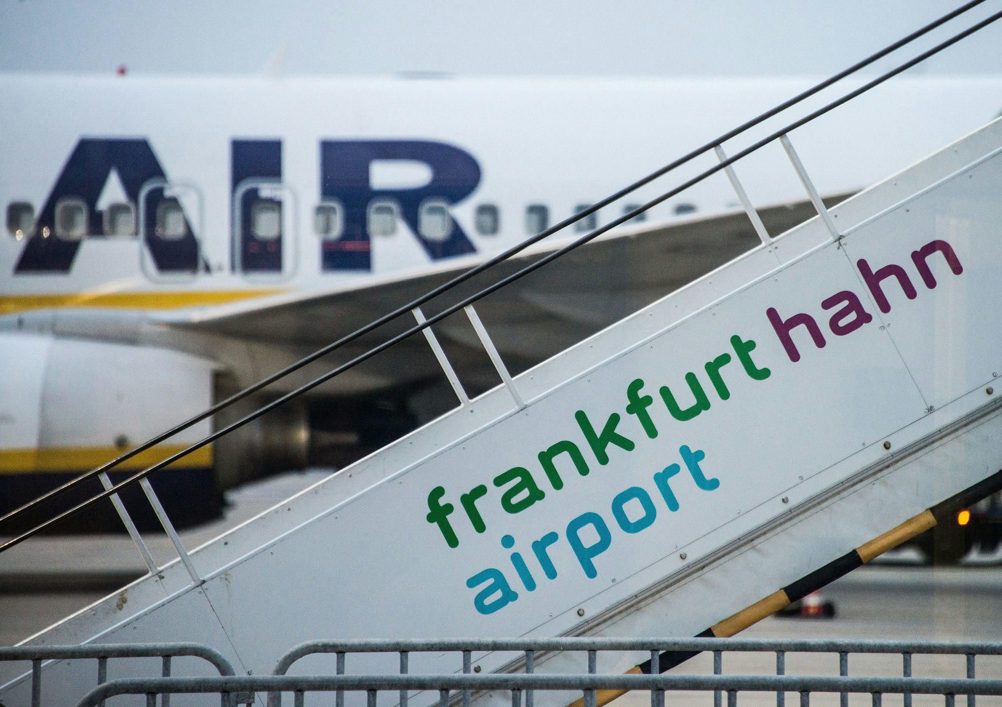 ARCHIV - 13.04.2019, Rheinland-Pfalz, Lautzenhausen: Eine Gangway mit der Aufschrift «frankfurt hahn airport» steht auf dem Rollfeld des insolventen Hunsrück-Flughafens Hahn.  Der Nürburgring hat den insolventen Hunsrück-Flughafen Hahn gekauft. Foto: Andreas Arnold/dpa +++ dpa-Bildfunk +++
