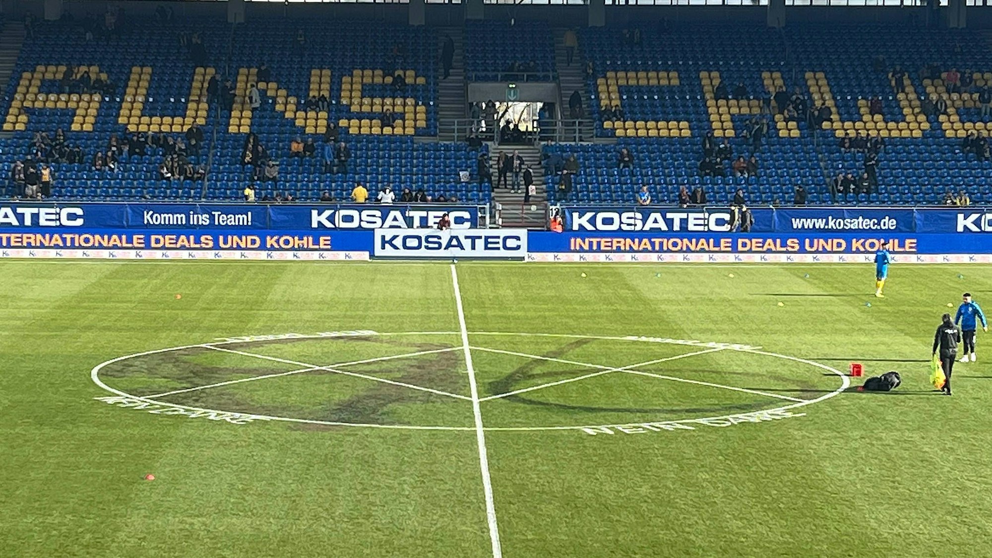 Die Zahl 96 auf dem Rasen von Eintracht Braunschweig.