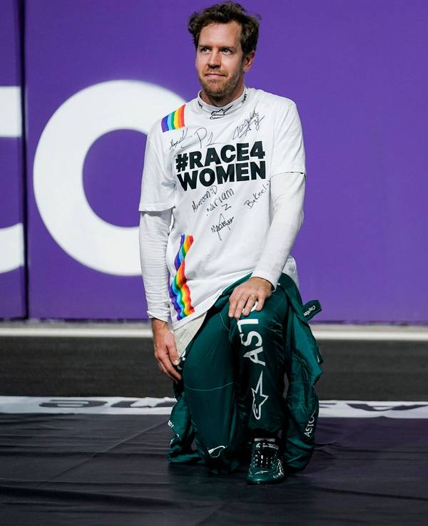 Sebastian Vettel und Lewis Hamilton knien nebeneinander in Saudi-Arabien.