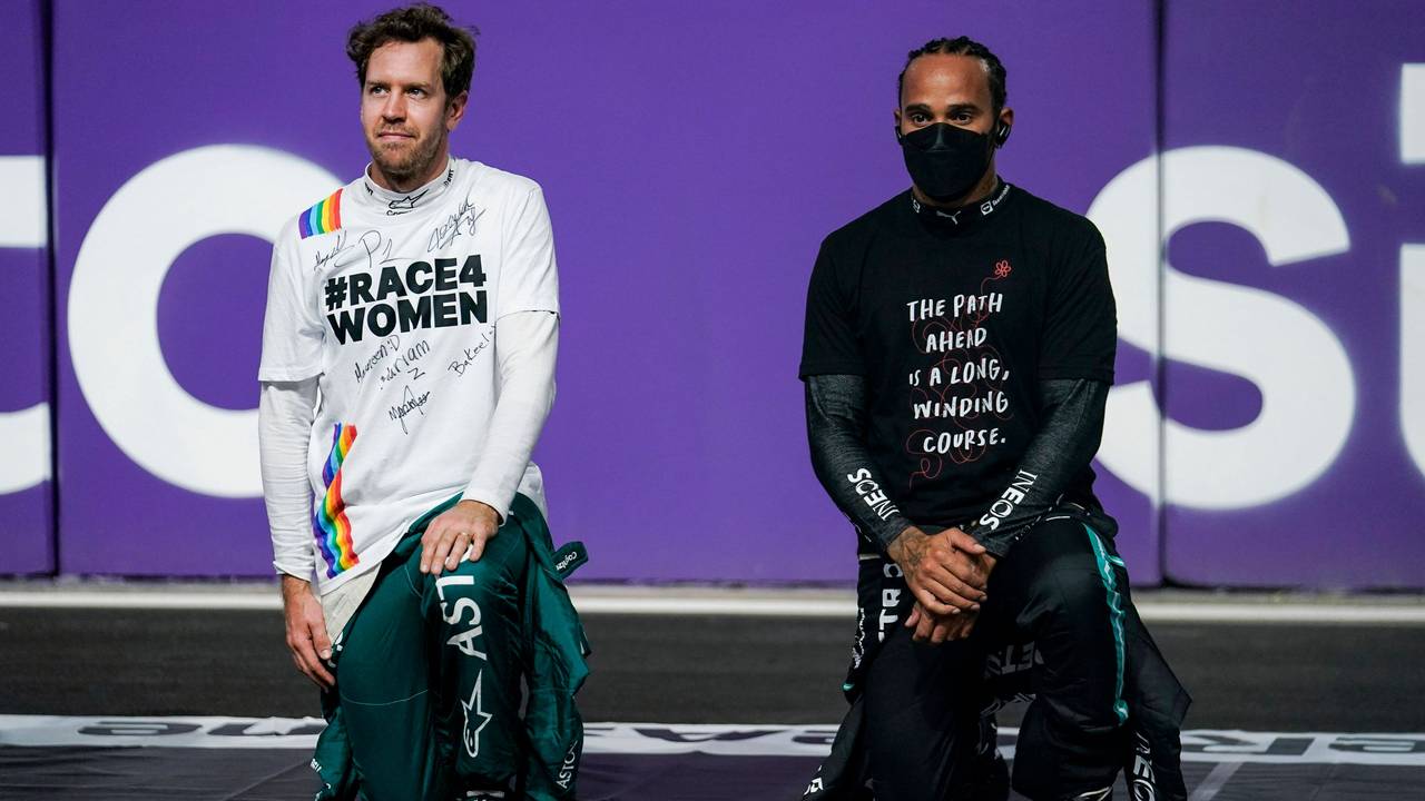 Sebastian Vettel und Lewis Hamilton knien nebeneinander in Saudi-Arabien.