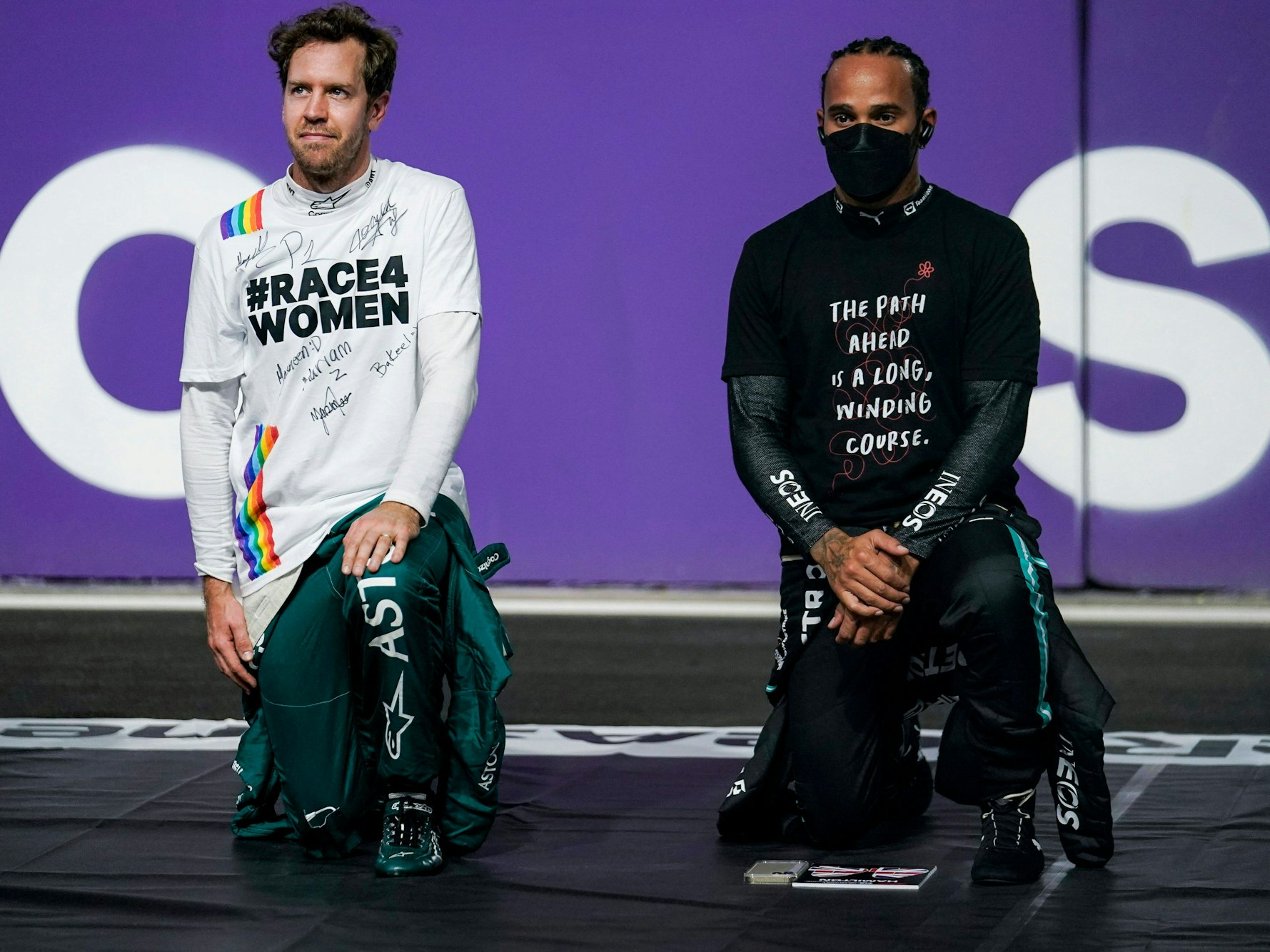 Sebastian Vettel und Lewis Hamilton knien nebeneinander in Saudi-Arabien.