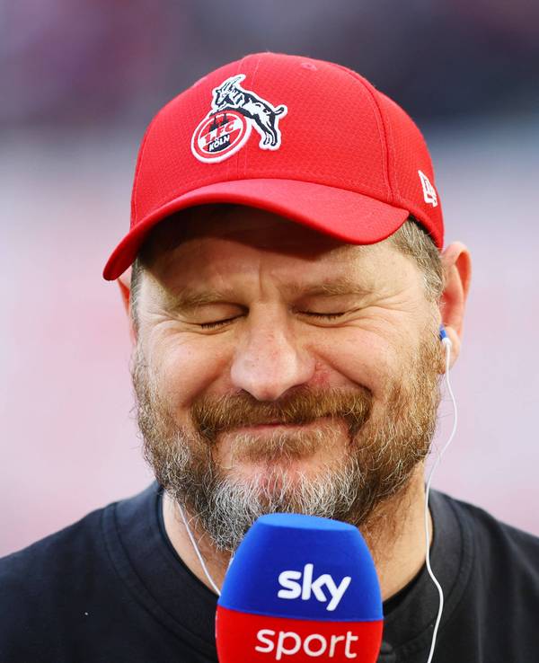 Trainer Steffen Baumgart grinst am Sky-Mikro.